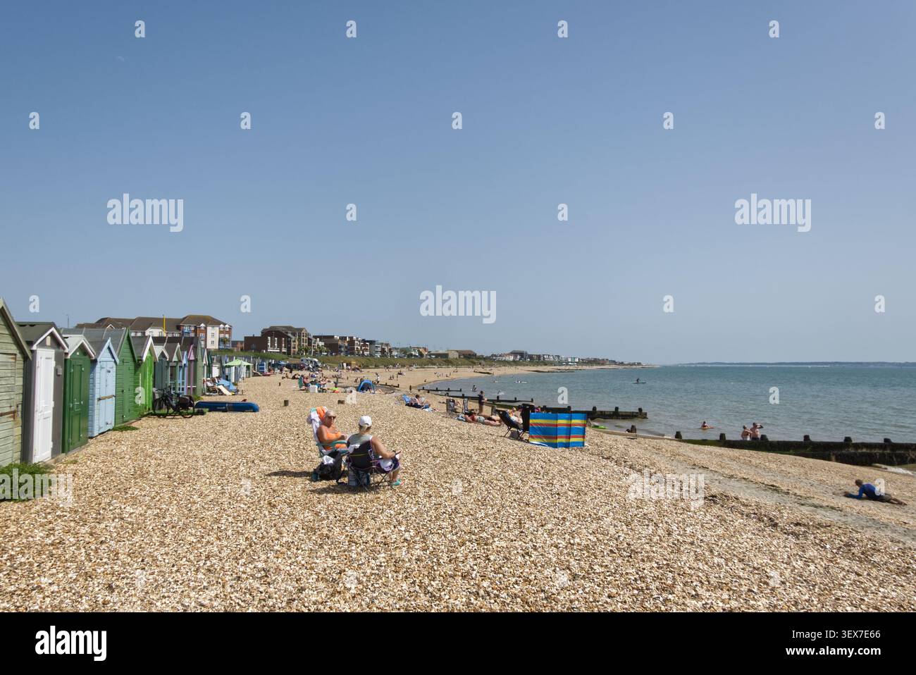 Gente che ama la spiaggia di ciottoli a Lee-on-Solent nell'Hampshire, Inghilterra. Foto Stock