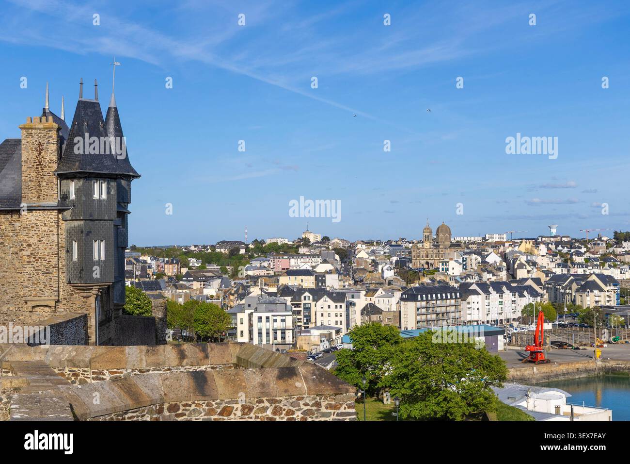 Francia, Manche, Cotentin, Granville, la città alta costruito su di un promontorio roccioso all'estrema punta orientale della baia di Mont Saint Michel, la città bassa e la chiesa di Saint Paul Foto Stock