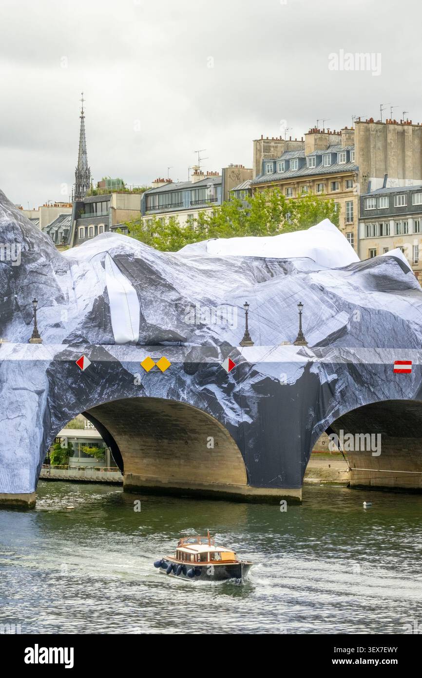 Francia, Parigi, le rive della Senna, area dichiarata patrimonio dell'umanità dall'UNESCO, Pont-Neuf, la Grotta del Pont-Neuf dall'artista JR, è un'opera d'arte monumentale ed effimera costituita da una struttura gonfiabile che racchiude parte del Pont-Neuf. È un omaggio al progetto The Pont Neuf Wrapped creato da Christo e Jeanne-Claude nel 1985. Il 2 giugno, forti venti strapparono la busta Foto Stock
