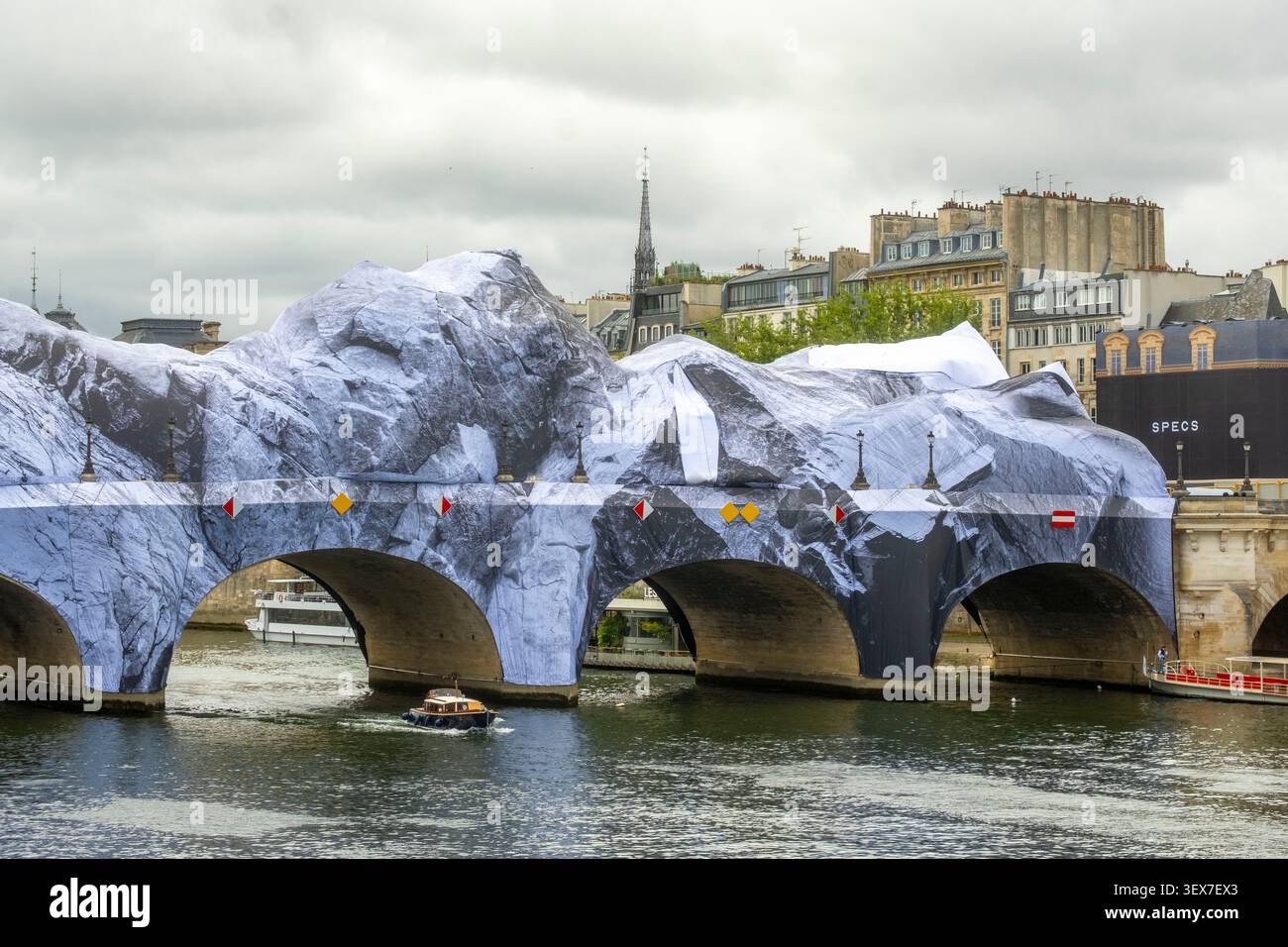 Francia, Parigi, le rive della Senna, area dichiarata patrimonio dell'umanità dall'UNESCO, Pont-Neuf, la Grotta del Pont-Neuf dall'artista JR, è un'opera d'arte monumentale ed effimera costituita da una struttura gonfiabile che racchiude parte del Pont-Neuf. È un omaggio al progetto The Pont Neuf Wrapped creato da Christo e Jeanne-Claude nel 1985. Il 2 giugno, forti venti strapparono la busta Foto Stock
