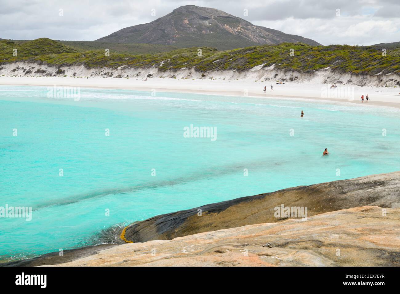 Australia, Australia Occidentale, Esperance, Cape le Grand National Park, vista di Hellfire Bay, spiaggia di sabbia bianca e acque turchesi dominate da colline di granito Foto Stock