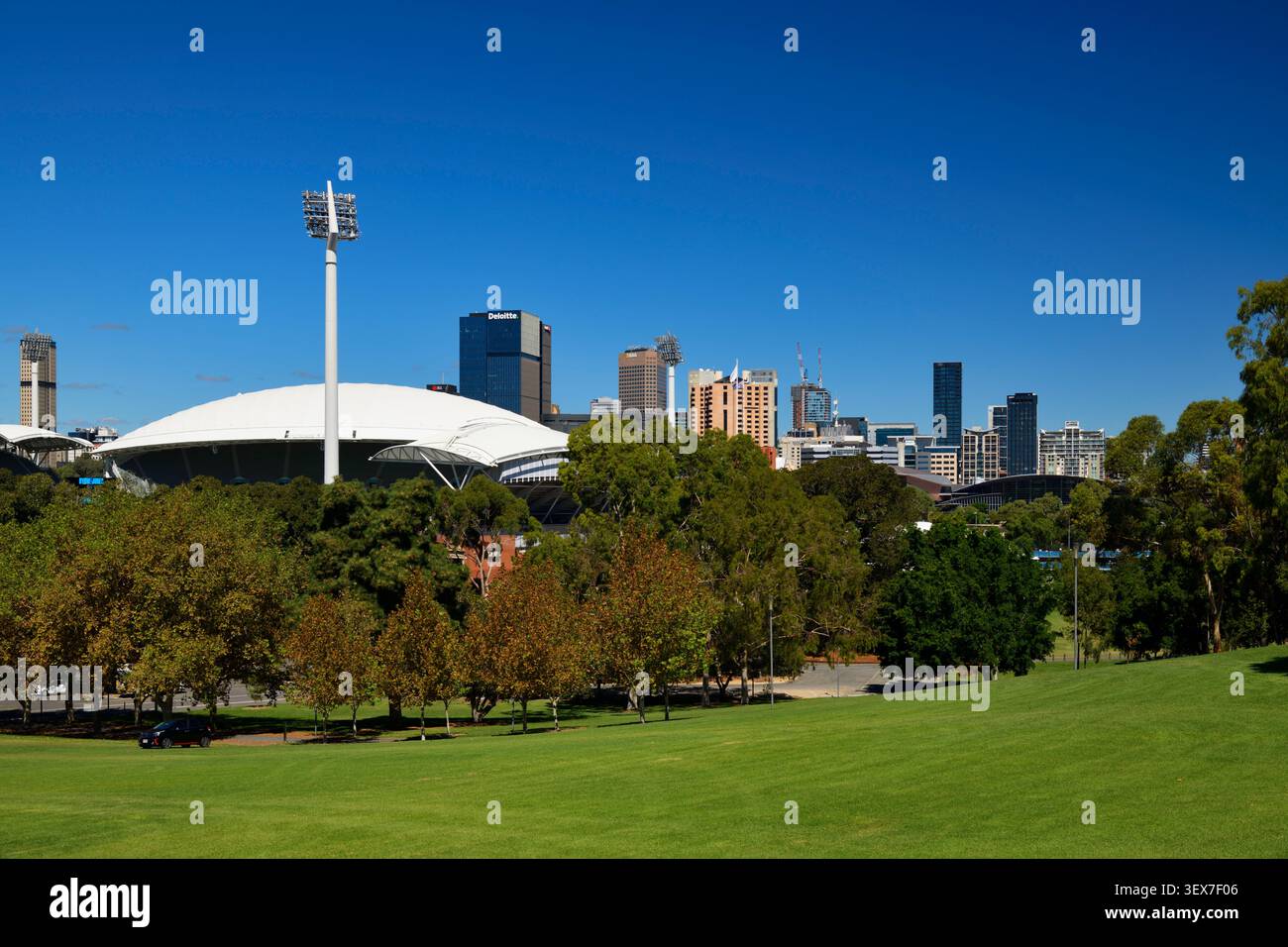 Australia, Australia meridionale, Adelaide, Adelaide nord, vista da Montefiore Hill e Light's Vision sullo stadio Adelaide Oval e gli edifici del centro città Foto Stock
