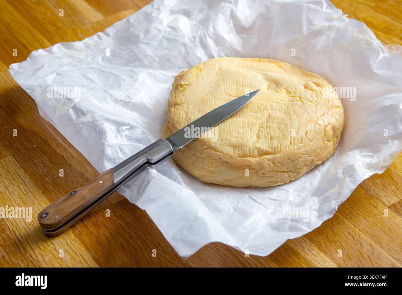 Francia, Haut Rhin, Munster Valley Cheese Route, Munster, degustazione di formaggio Munster AOP a base di latte vaccino crudo Foto Stock
