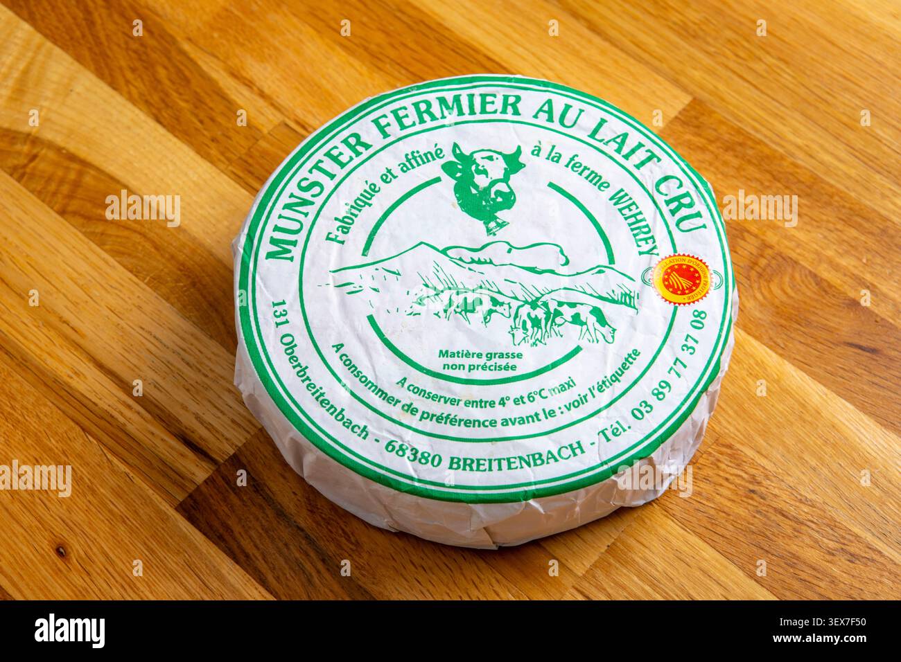 Francia, Haut Rhin, Munster, degustazione di formaggio Munster AOP preparato con latte vaccino crudo Foto Stock