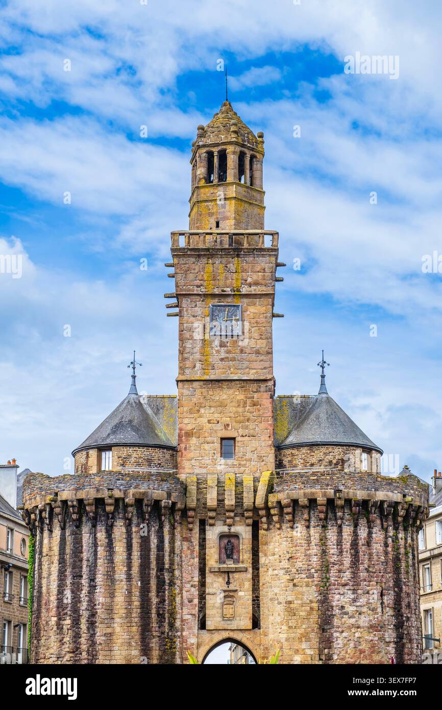 Francia, Calvados, Vire, torre dell'orologio, simbolo iconico della città, vestigia delle mura cittadine del XIII secolo Foto Stock
