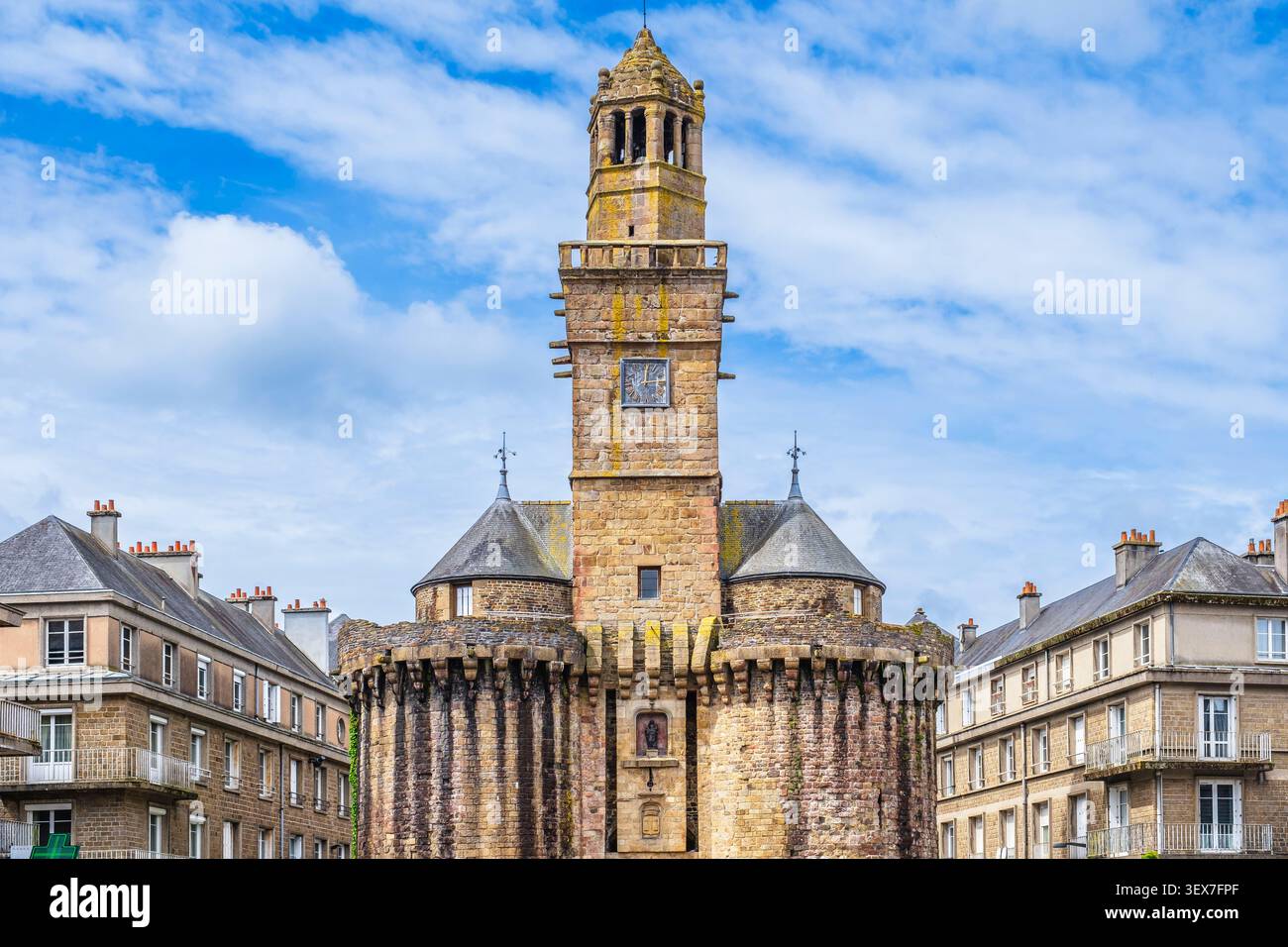 Francia, Calvados, Vire, torre dell'orologio, simbolo iconico della città, vestigia delle mura cittadine del XIII secolo Foto Stock