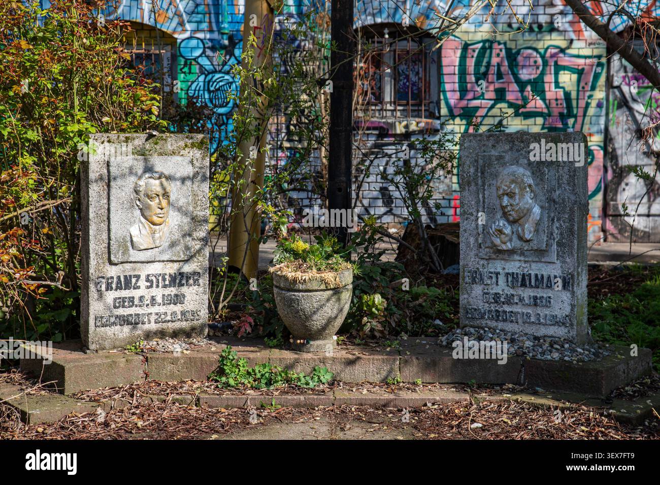 Rilievi commemorativi dei politici comunisti e vittime naziste Franz Stenzer ed Ernst Tilmann nel RAW-Gelände, quartiere di Friedrichshain a Berlino, Germania Foto Stock
