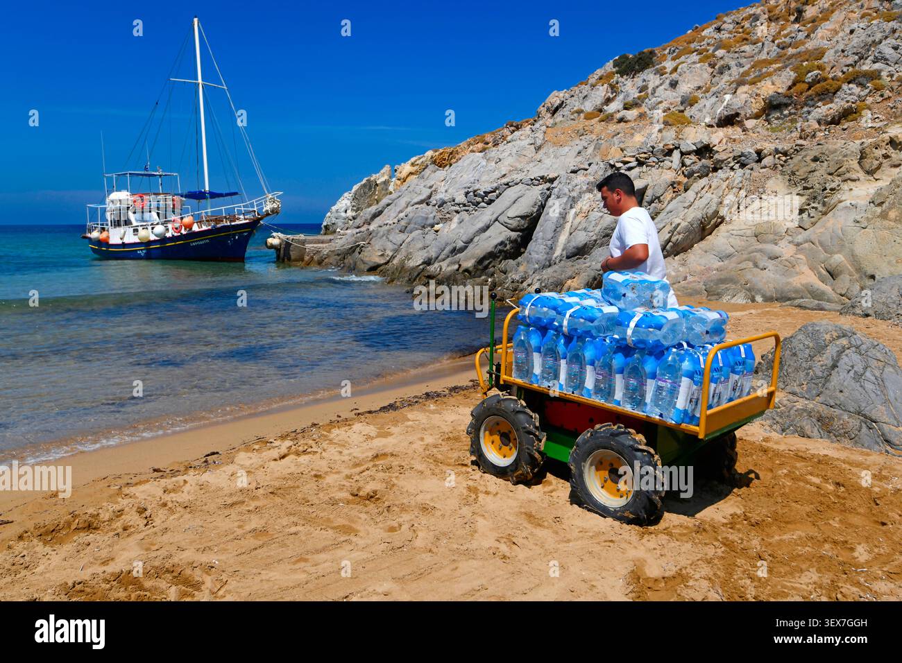 Grecia, Isole del Dodecaneso, Patmos, spiaggia di Psili Ammos, rifornimento di provviste presso l'unica taverna Foto Stock