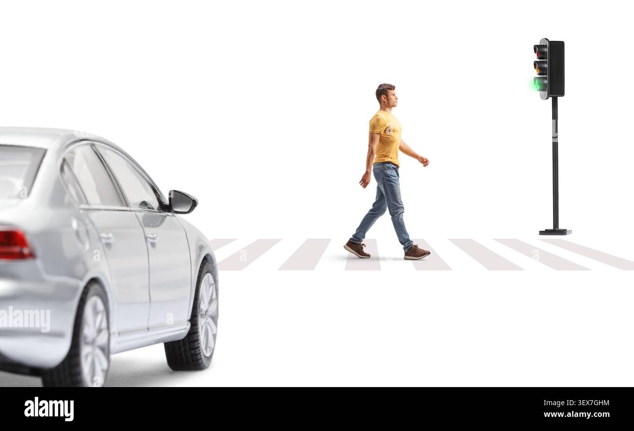Auto e un pedone maschile all'incrocio zebra isolato su sfondo bianco Foto Stock