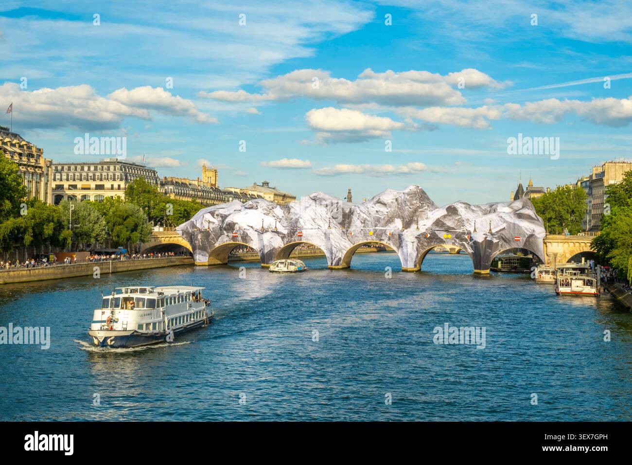 Francia, Parigi, le rive della Senna, area elencata come Patrimonio Mondiale dell'Umanità dall'UNESCO, Pont-Neuf, la Caverne du Pont-Neuf dell'artista JR, è un'opera d'arte effimera monumentale aperta dal 6 al 28 giugno 2026, costituita da una struttura gonfiabile che comprende parte del Pont-Neuf. È un omaggio al progetto The Pont Neuf Wrapped creato da Christo e Jeanne-Claude nel 1985 Foto Stock