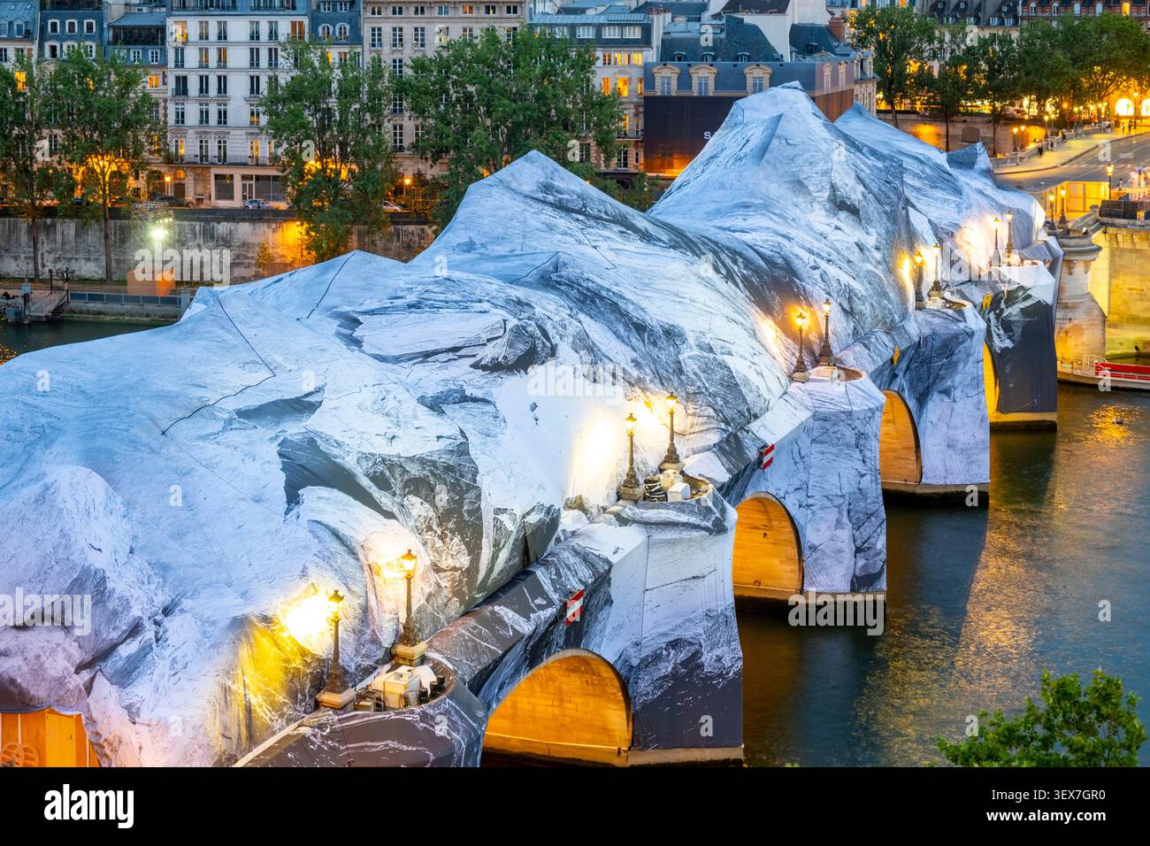 Francia, Parigi, le rive della Senna, area elencata come Patrimonio Mondiale dell'Umanità dall'UNESCO, Pont-Neuf, la Caverne du Pont-Neuf dell'artista JR, è un'opera d'arte effimera monumentale aperta dal 6 al 28 giugno 2026, costituita da una struttura gonfiabile che comprende parte del Pont-Neuf. È un omaggio al progetto The Pont Neuf Wrapped creato da Christo e Jeanne-Claude nel 1985 Foto Stock