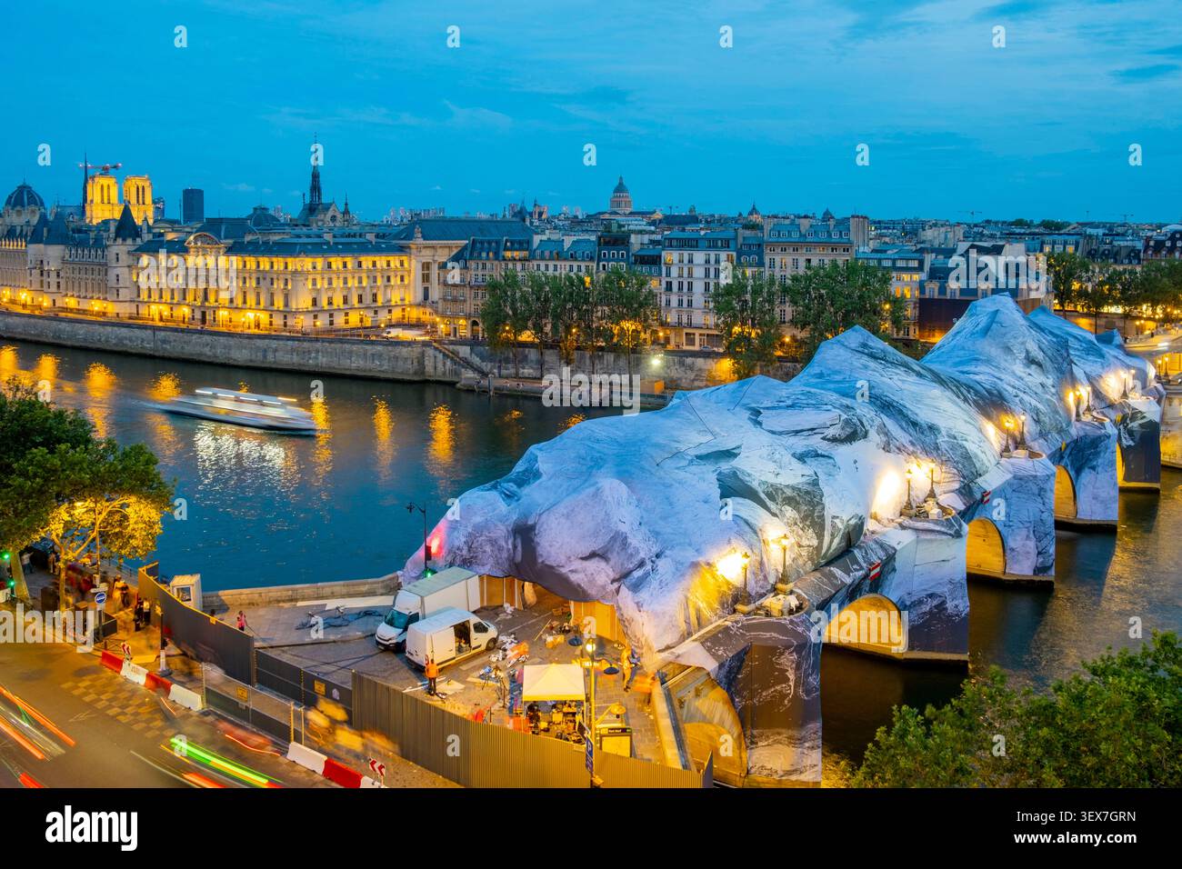 Francia, Parigi, le rive della Senna, area elencata come Patrimonio Mondiale dell'Umanità dall'UNESCO, Pont-Neuf, la Caverne du Pont-Neuf dell'artista JR, è un'opera d'arte effimera monumentale aperta dal 6 al 28 giugno 2026, costituita da una struttura gonfiabile che comprende parte del Pont-Neuf. È un omaggio al progetto The Pont Neuf Wrapped creato da Christo e Jeanne-Claude nel 1985 Foto Stock