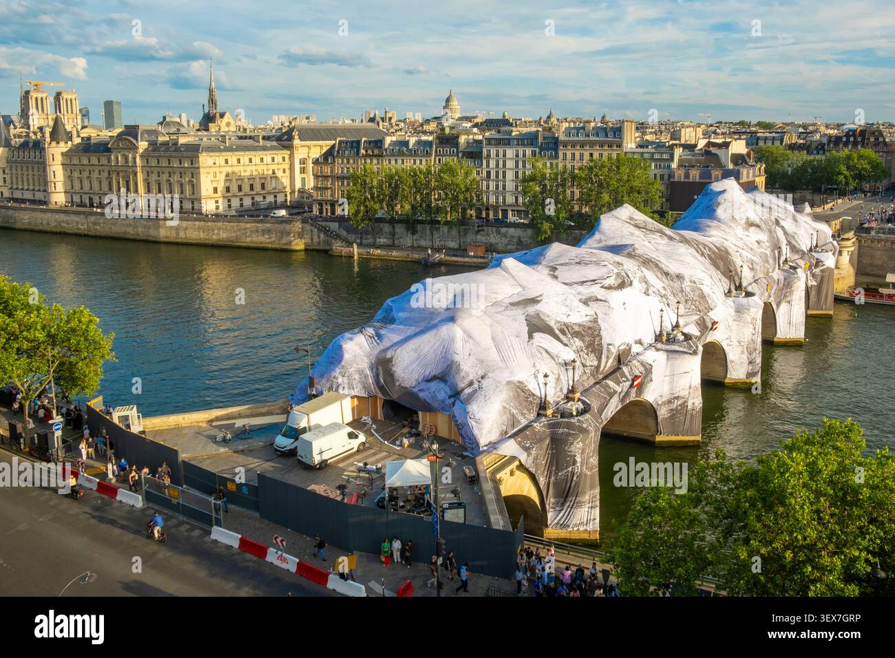 Francia, Parigi, le rive della Senna, area elencata come Patrimonio Mondiale dell'Umanità dall'UNESCO, Pont-Neuf, la Caverne du Pont-Neuf dell'artista JR, è un'opera d'arte effimera monumentale aperta dal 6 al 28 giugno 2026, costituita da una struttura gonfiabile che comprende parte del Pont-Neuf. È un omaggio al progetto The Pont Neuf Wrapped creato da Christo e Jeanne-Claude nel 1985 Foto Stock