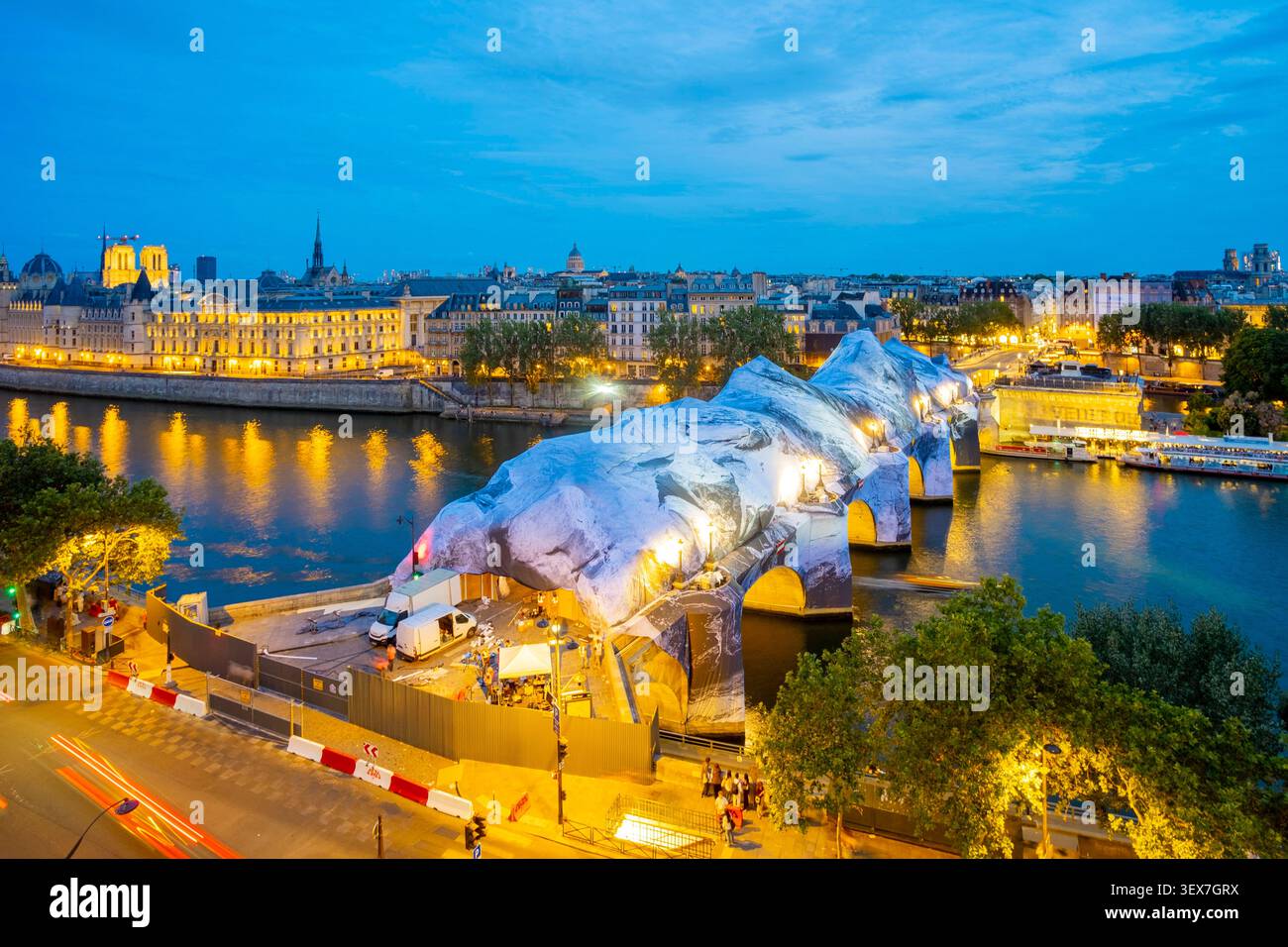 Francia, Parigi, le rive della Senna, area elencata come Patrimonio Mondiale dell'Umanità dall'UNESCO, Pont-Neuf, la Caverne du Pont-Neuf dell'artista JR, è un'opera d'arte effimera monumentale aperta dal 6 al 28 giugno 2026, costituita da una struttura gonfiabile che comprende parte del Pont-Neuf. È un omaggio al progetto The Pont Neuf Wrapped creato da Christo e Jeanne-Claude nel 1985 Foto Stock
