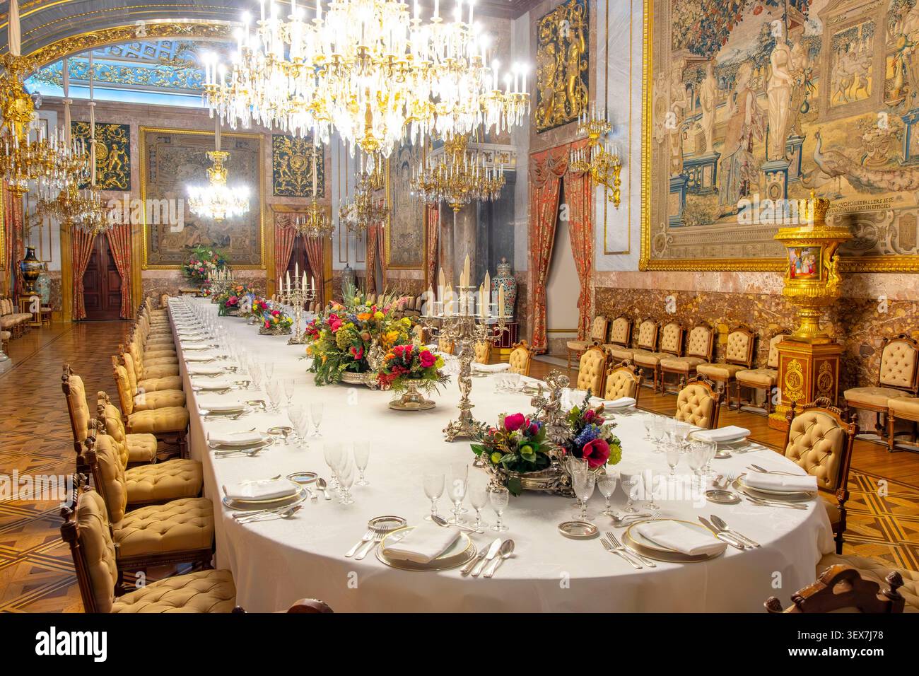 Spagna, Madrid, Palazzo reale (Palacio Real), sala da pranzo di gala Foto Stock