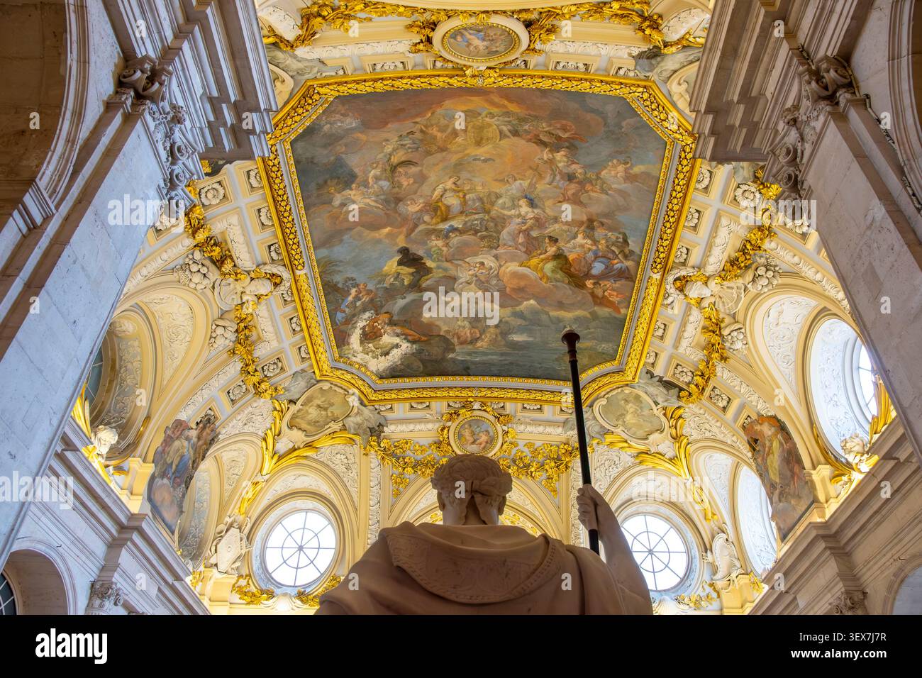 Spagna, Madrid, Palazzo reale (Palacio Real), il soffitto dipinto della grande scalinata Foto Stock