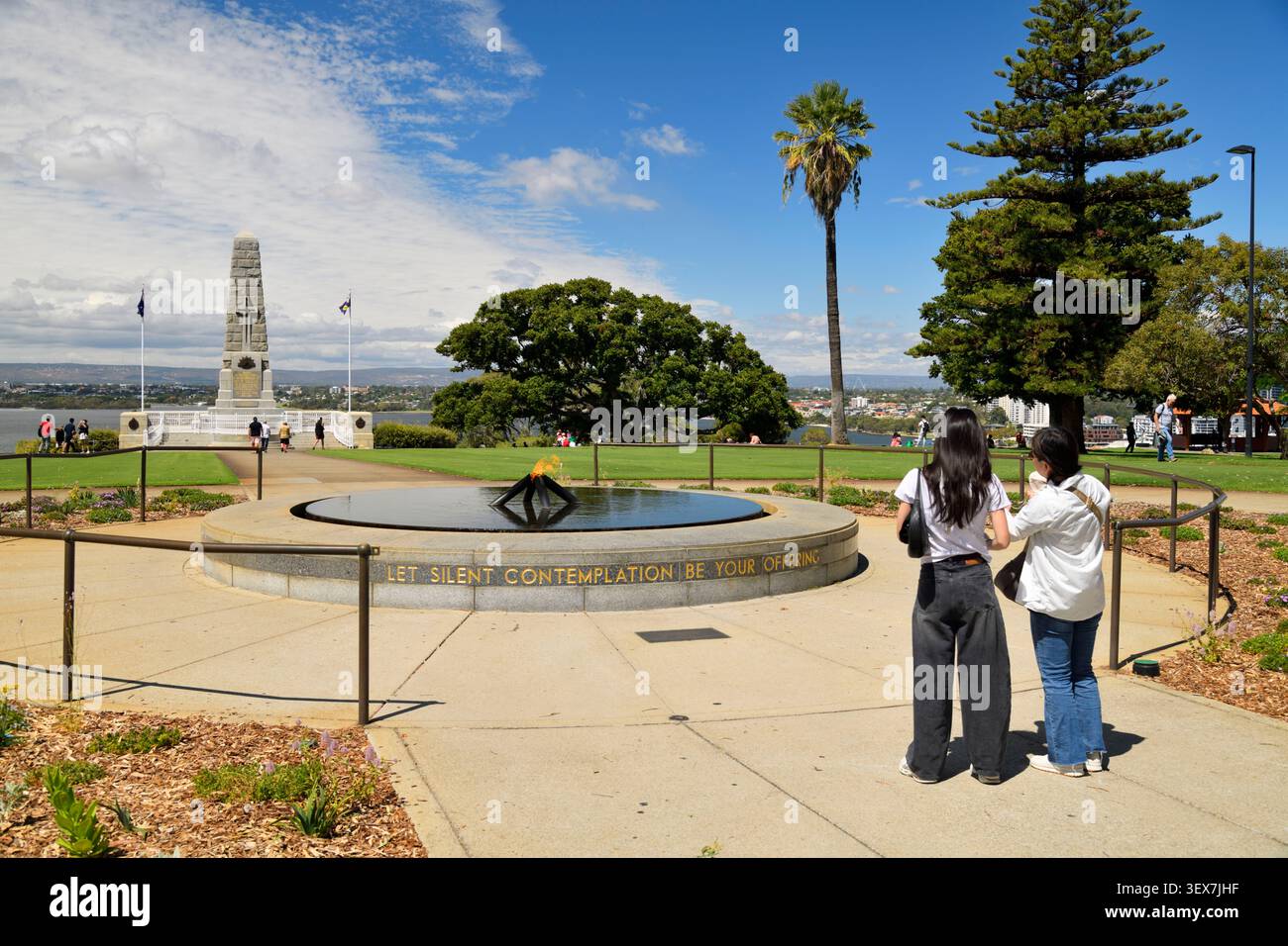 Australia, Australia Occidentale, Perth, Kings Park, Flame of Remembrance di fronte allo State War Memorial, affacciato sul fiume Swan Foto Stock