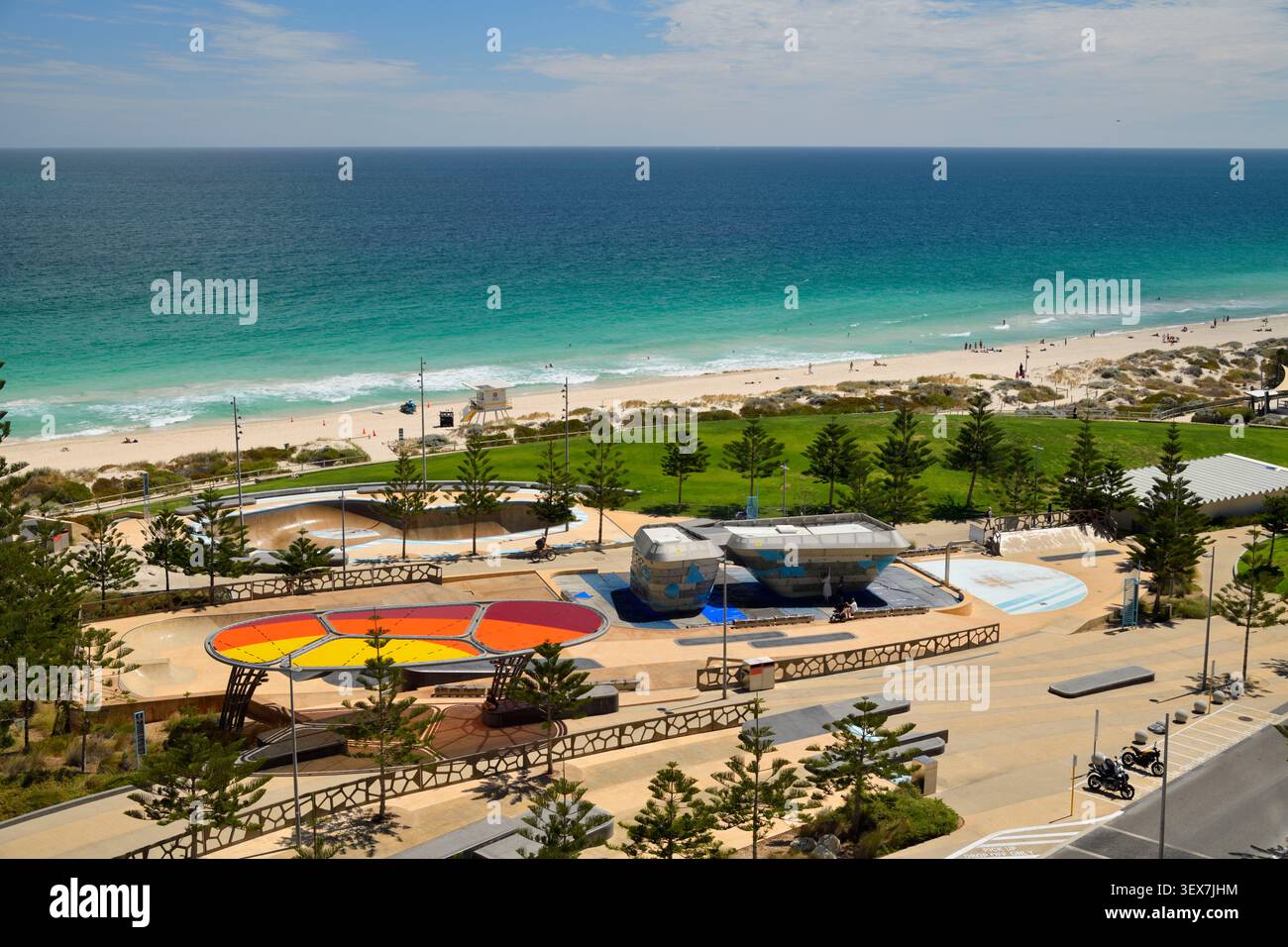 Australia, Australia Occidentale, Perth, Scarborough Beach, spiaggia di sabbia bianca e Oceano Indiano visti dal lungomare Foto Stock