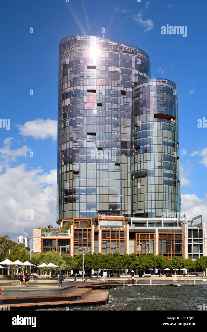 Australia, Australia Occidentale, Perth, Elizabeth Quay, facciata in vetro dell'hotel Ritz-Carlton sul lungomare del fiume Swan Foto Stock