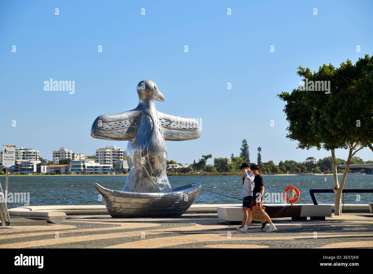 Australia, Australia Occidentale, Perth, Elizabeth Quay, scultura First Contact sul fiume Swan Foto Stock