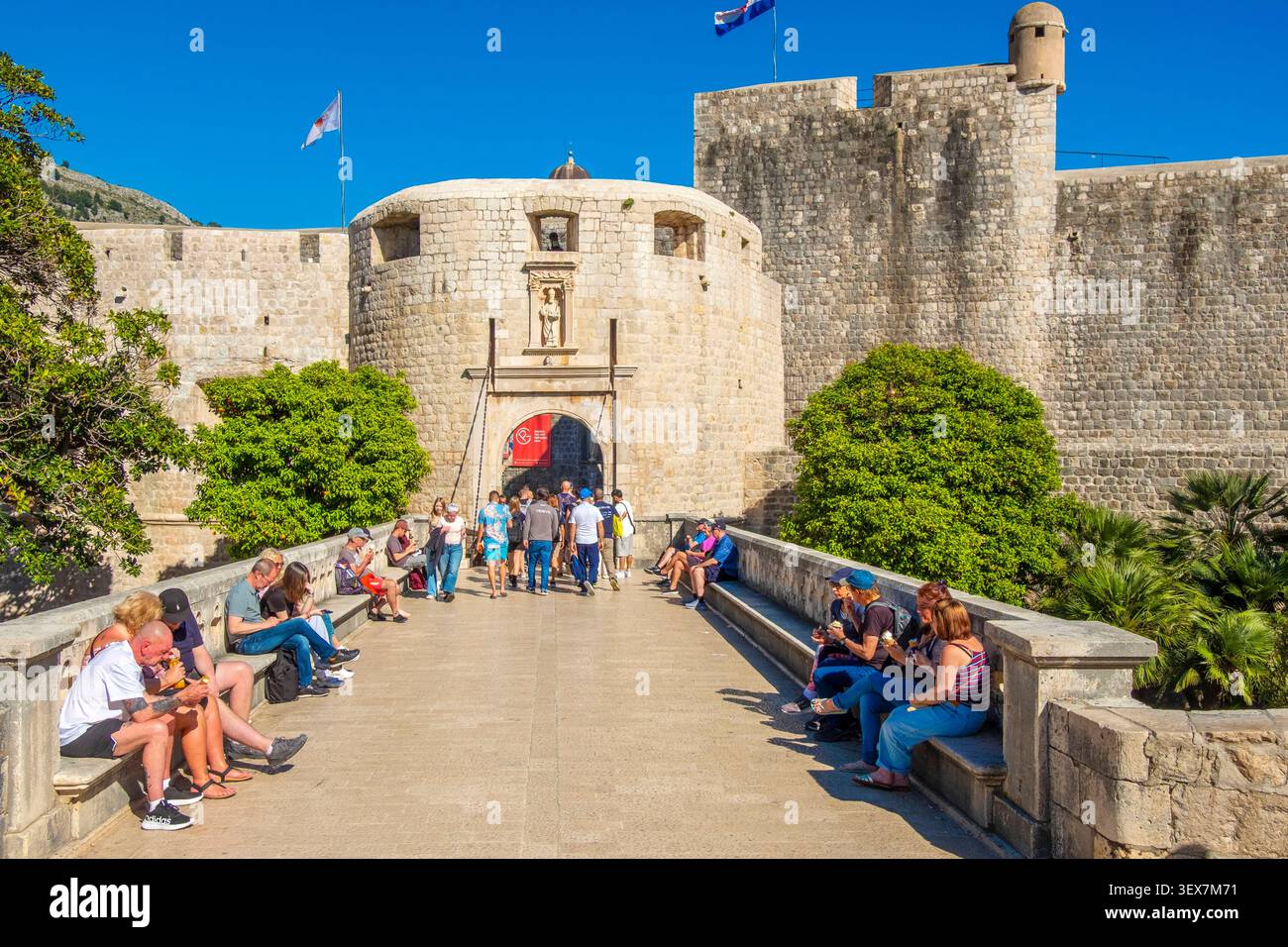 Croazia, Dalmazia, costa dalmata, Dubrovnik, centro storico patrimonio mondiale dell'UNESCO, porta pile, statua di San Biagio, patrono della città, sopra il cancello d'ingresso Foto Stock