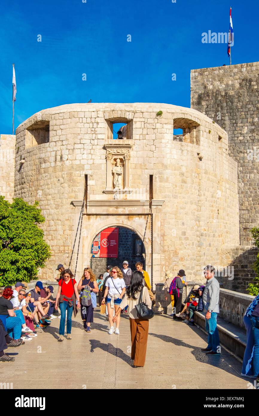 Croazia, Dalmazia, costa dalmata, Dubrovnik, centro storico patrimonio mondiale dell'UNESCO, porta pile, statua di San Biagio, patrono della città, sopra il cancello d'ingresso Foto Stock