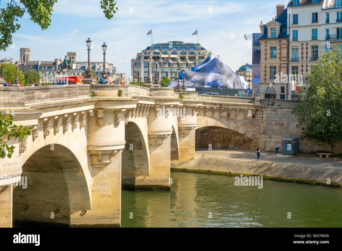 Francia, Parigi, area dichiarata patrimonio mondiale dall'UNESCO, 21 maggio 2026, segna il primo giorno in cui la Caverne du Pont-Neuf, concepita dall'artista JR, è gonfiata. Questa monumentale opera d'arte effimera è ispirata alle cave di pietra calcarea e al progetto storico Pont Neuf avvolto, creato da Christo e Jeanne-Claude nel 1985. La struttura in tela gonfiabile sarà aperta al pubblico dal 6 al 28 giugno 2026 Foto Stock