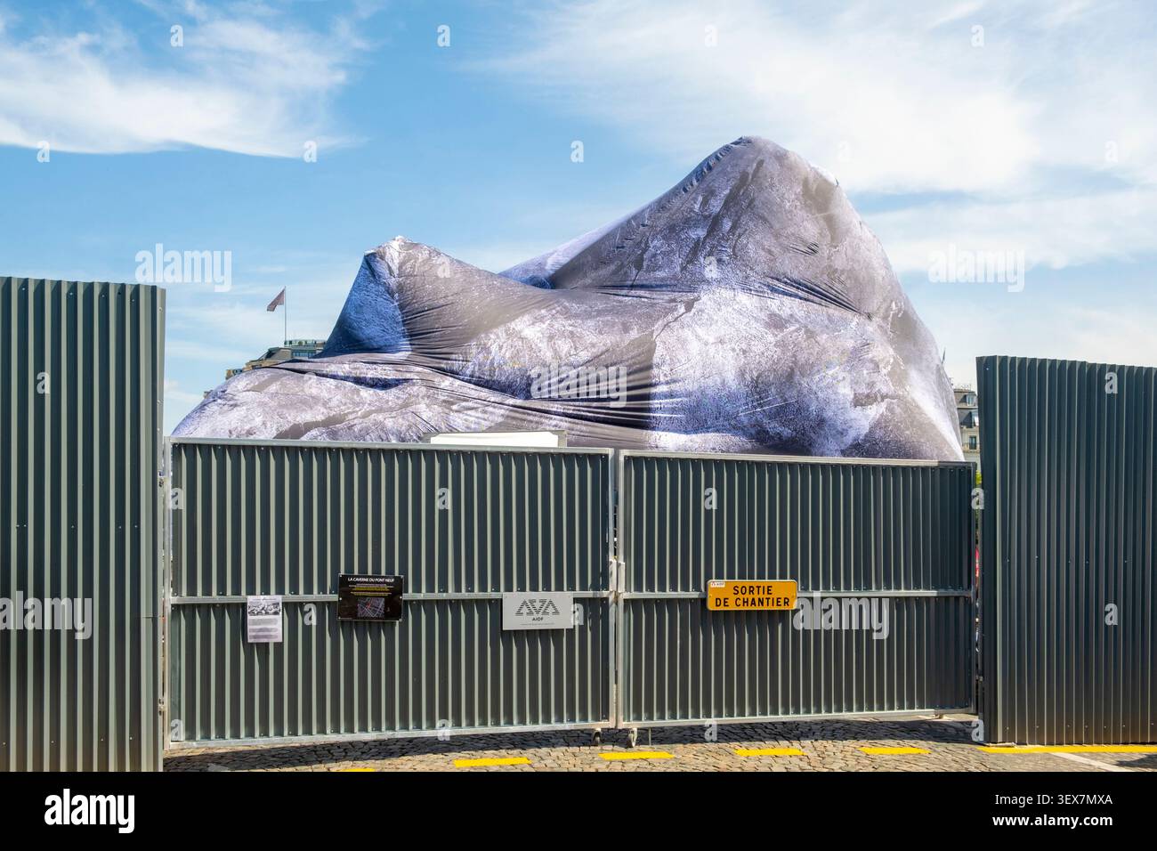 Francia, Parigi, area dichiarata patrimonio mondiale dall'UNESCO, 21 maggio 2026, segna il primo giorno in cui la Caverne du Pont-Neuf, concepita dall'artista JR, è gonfiata. Questa monumentale opera d'arte effimera è ispirata alle cave di pietra calcarea e al progetto storico Pont Neuf avvolto, creato da Christo e Jeanne-Claude nel 1985. La struttura in tela gonfiabile sarà aperta al pubblico dal 6 al 28 giugno 2026 Foto Stock