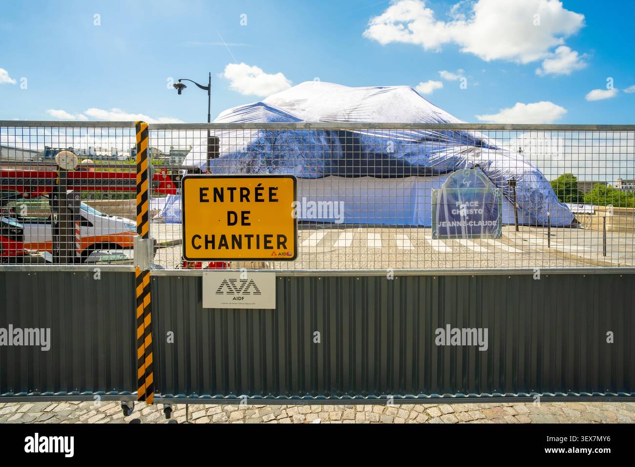 Francia, Parigi, area dichiarata patrimonio mondiale dall'UNESCO, 21 maggio 2026, segna il primo giorno in cui la Caverne du Pont-Neuf, concepita dall'artista JR, è gonfiata. Questa monumentale opera d'arte effimera è ispirata alle cave di pietra calcarea e al progetto storico Pont Neuf avvolto, creato da Christo e Jeanne-Claude nel 1985. La struttura in tela gonfiabile sarà aperta al pubblico dal 6 al 28 giugno 2026 Foto Stock