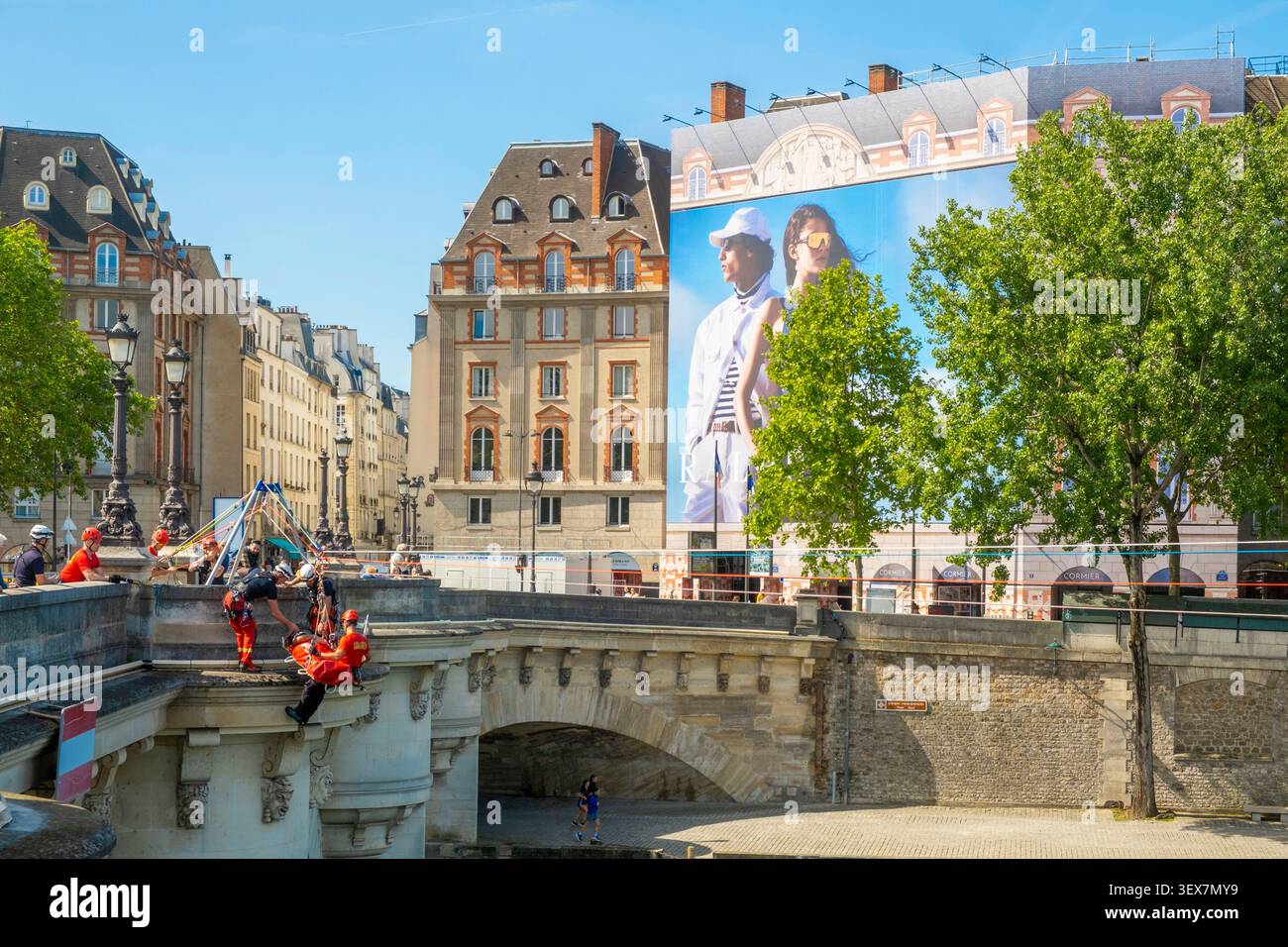 Francia, Parigi, area dichiarata patrimonio mondiale dall'UNESCO, 21 maggio 2026, segna il primo giorno in cui la Caverne du Pont-Neuf, concepita dall'artista JR, è gonfiata. Questa monumentale opera d'arte effimera è ispirata alle cave di pietra calcarea e al progetto storico Pont Neuf avvolto, creato da Christo e Jeanne-Claude nel 1985. La struttura in tela gonfiabile sarà aperta al pubblico dal 6 al 28 giugno 2026 Foto Stock