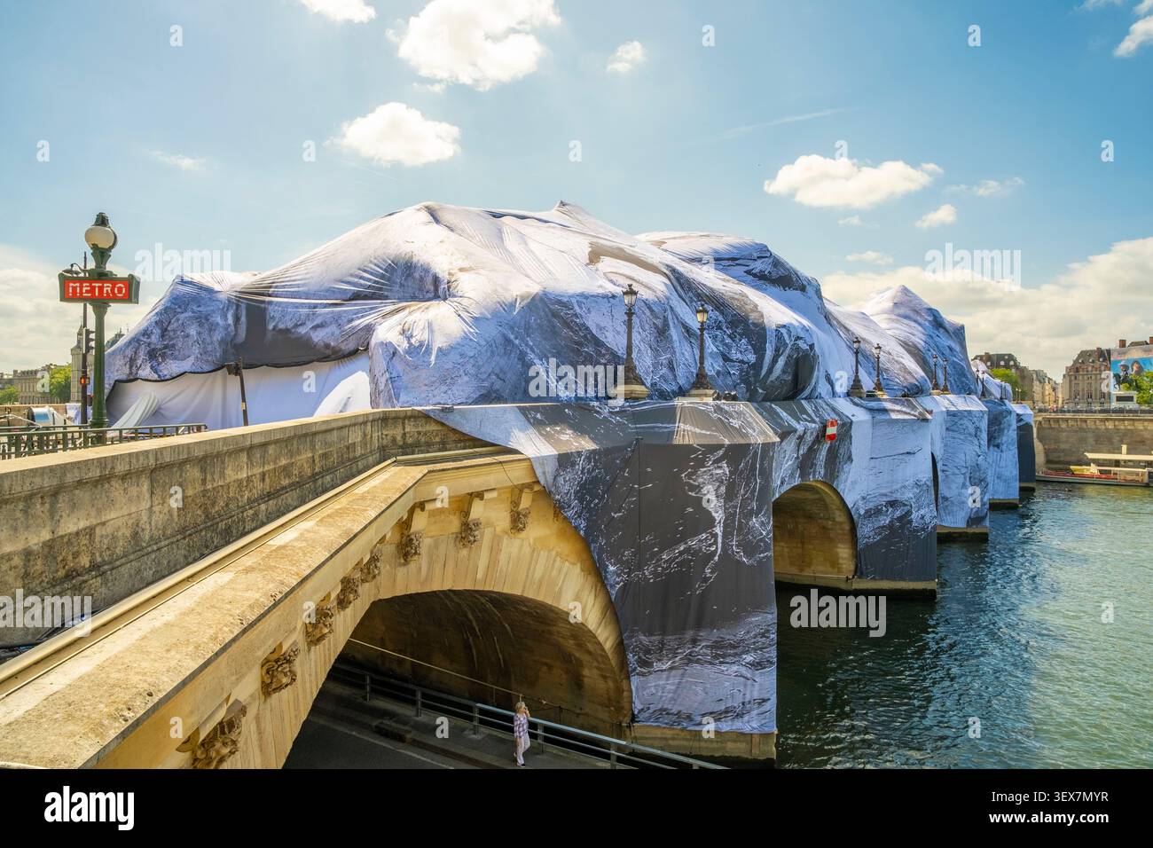 Francia, Parigi, area dichiarata patrimonio mondiale dall'UNESCO, 21 maggio 2026, segna il primo giorno in cui la Caverne du Pont-Neuf, concepita dall'artista JR, è gonfiata. Questa monumentale opera d'arte effimera è ispirata alle cave di pietra calcarea e al progetto storico Pont Neuf avvolto, creato da Christo e Jeanne-Claude nel 1985. La struttura in tela gonfiabile sarà aperta al pubblico dal 6 al 28 giugno 2026 Foto Stock