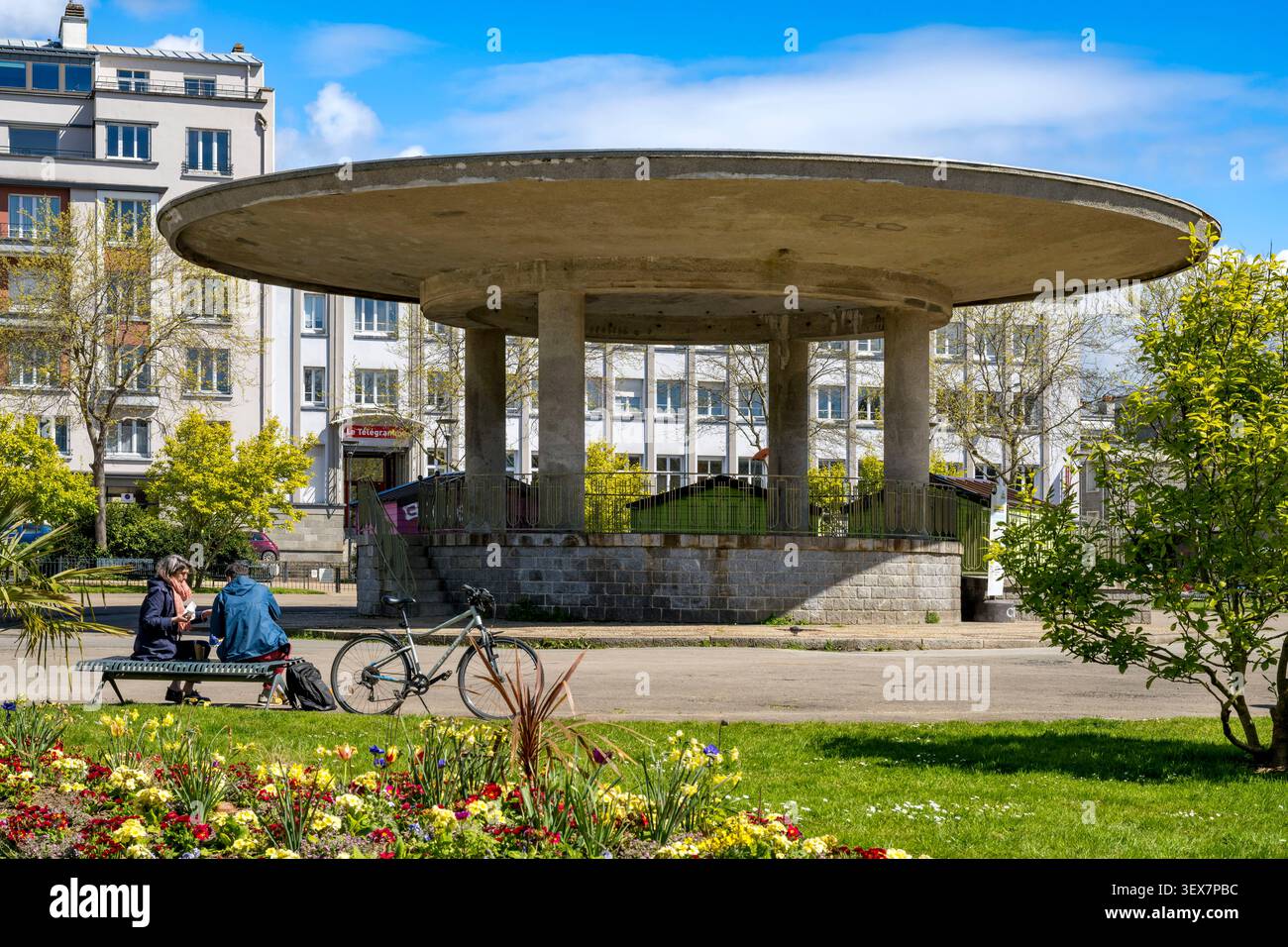 Francia, Finistère, Brest, il palco in Place Wilson, un esempio emblematico di architettura in cemento armato del dopoguerra Foto Stock