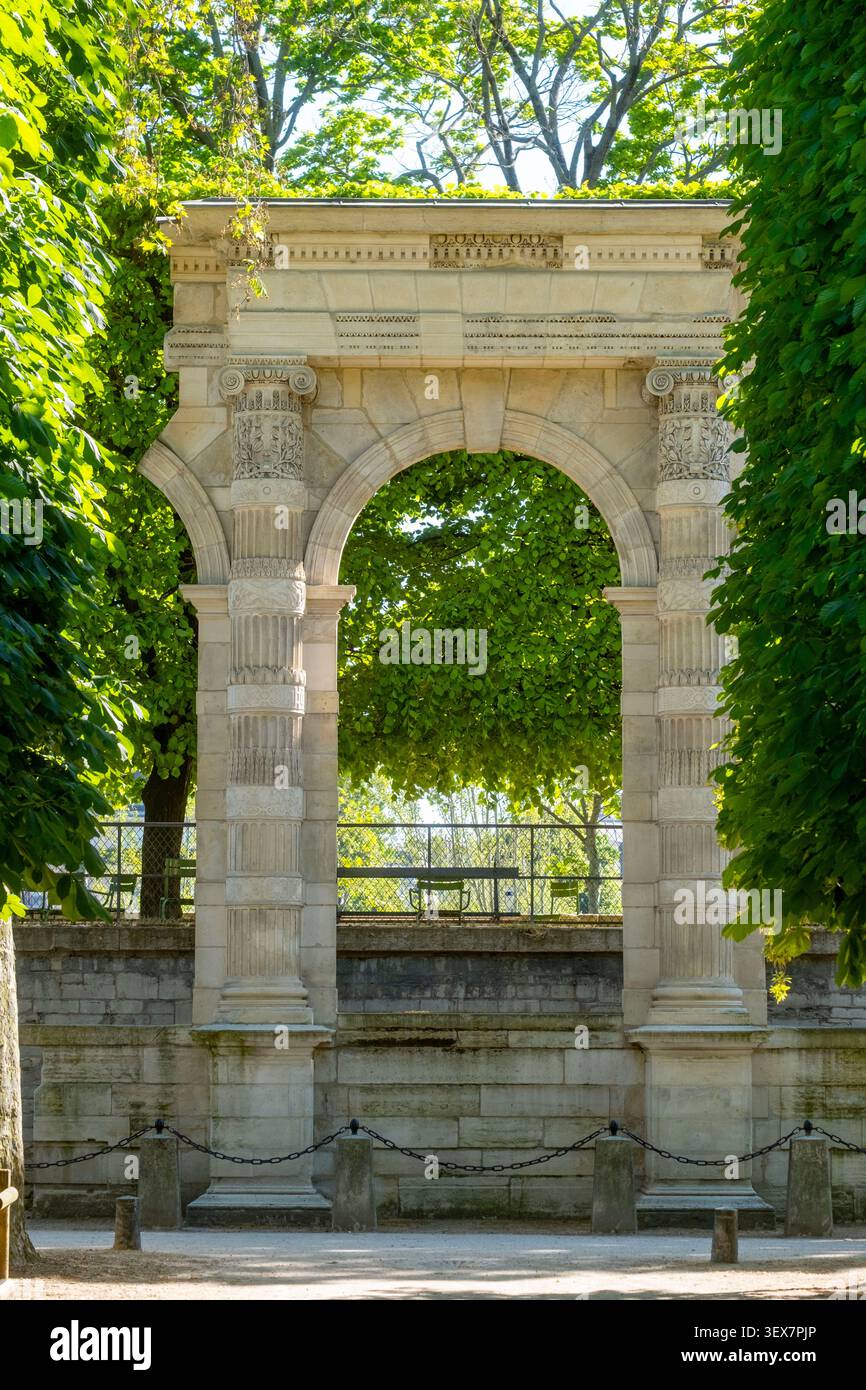 Francia, Parigi, passeggiata nei giardini delle Tuileries, cancello, resti del vecchio palazzo che bruciò nel 1871 e fu distrutto nel 1883 Foto Stock