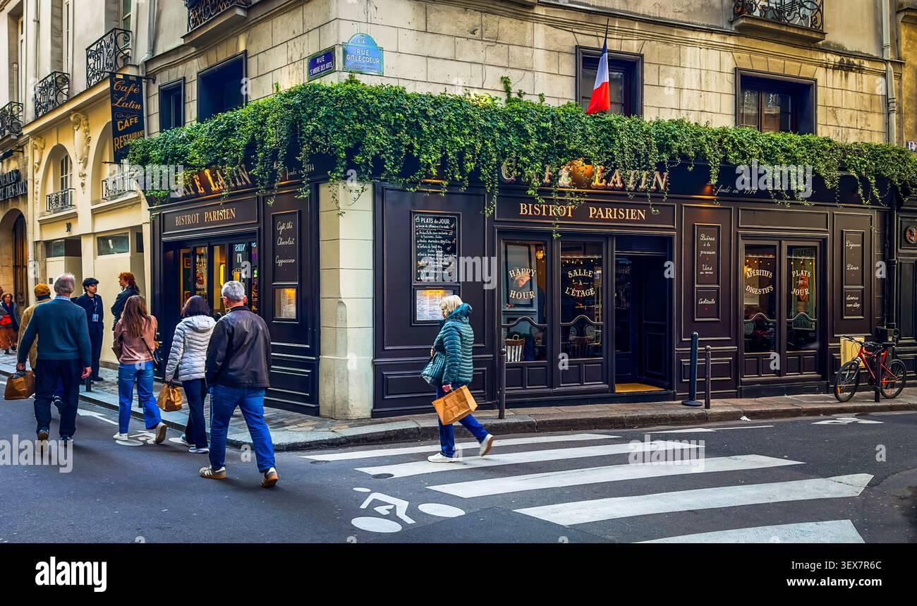 Parigi, Francia, 25 marzo 2025, scena urbana presso il Café Latin, un bistrot situato nel cuore del Quartiere Latino nel 6° arrondissement Foto Stock