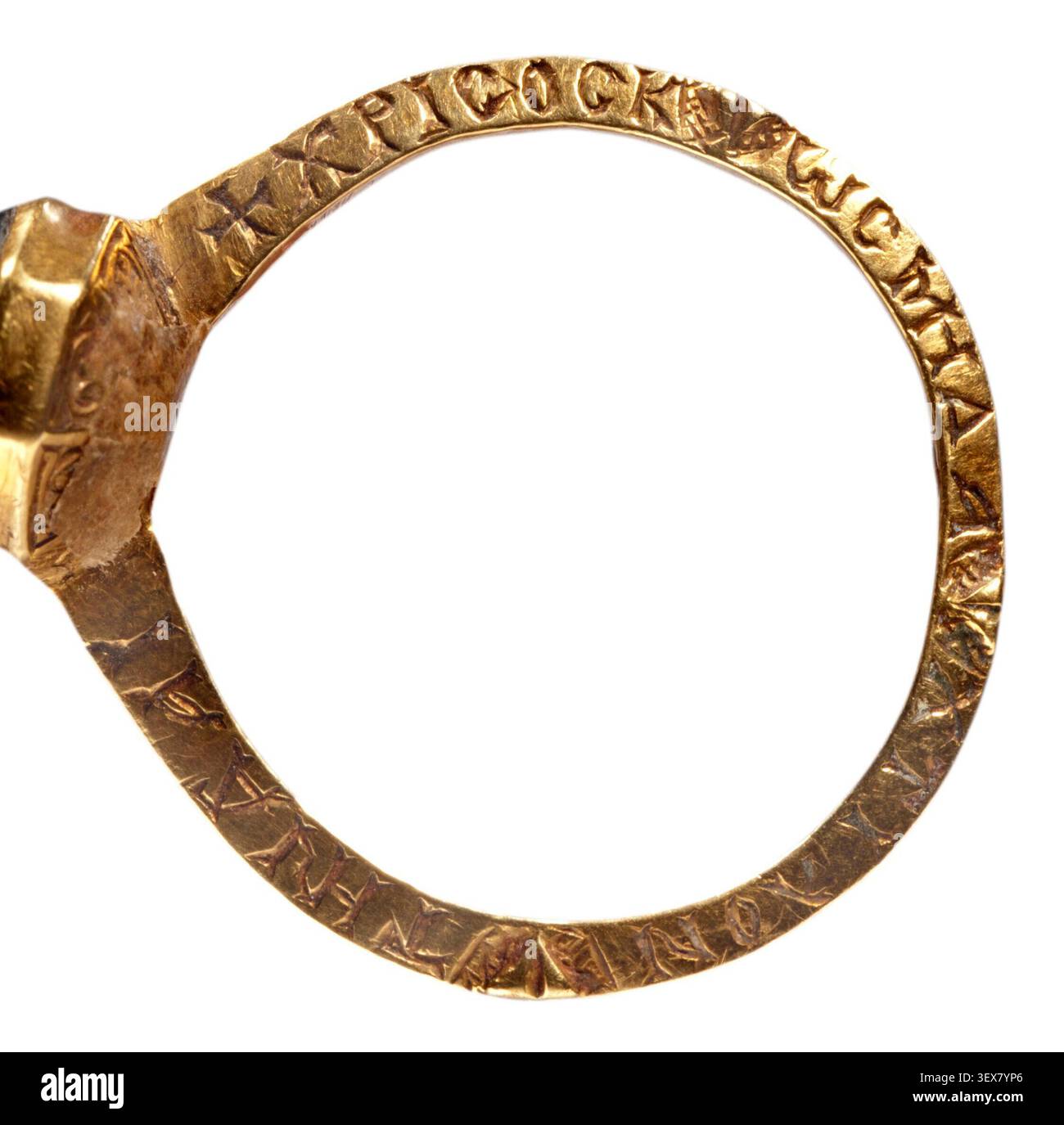 Un anello intaglio di nicolo, "Thalie", con Thalia, la musa greca della commedia, in piedi e tenendo in mano una maschera, con un intaglio ottagonale e un'iscrizione greca sul supporto dorato. Foto Stock