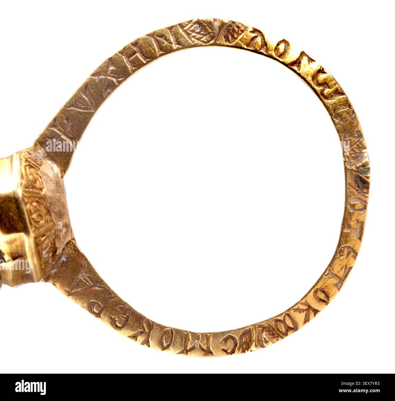 Un anello intaglio di nicolo, 'Thalie', con Thalia, la musa greca della commedia, in piedi e tenendo in mano una maschera, scolpita in un intaglio ottagonale e incastonata in un supporto d'oro con un'iscrizione greca sulla banda, del III o IV secolo d.C. Foto Stock