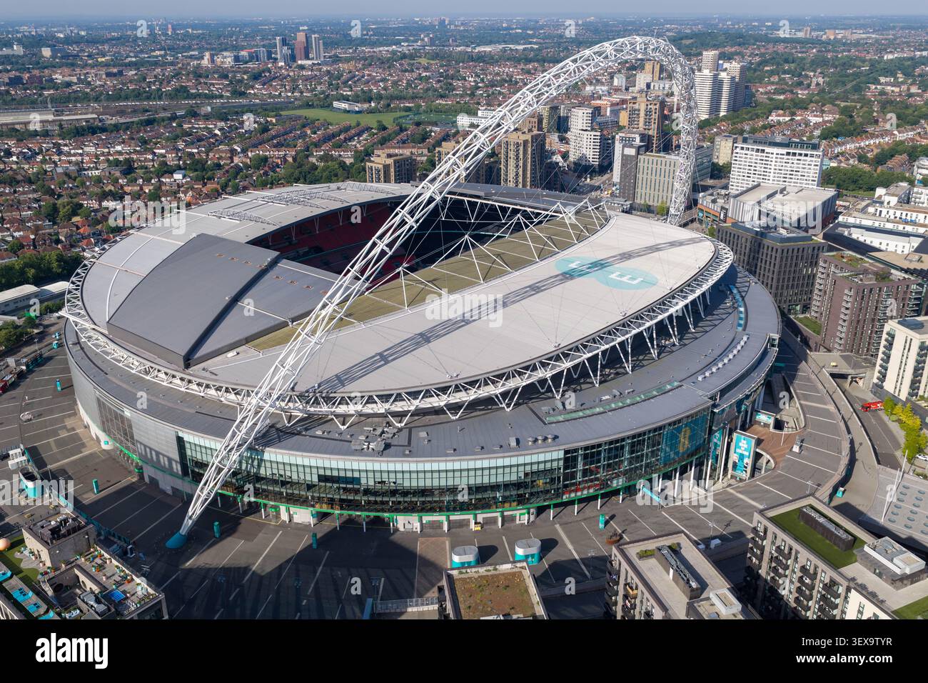 Vicino veduta aerea dell'Arco dello Stadio di Wembley e della struttura del tetto a Londra. Foto Stock
