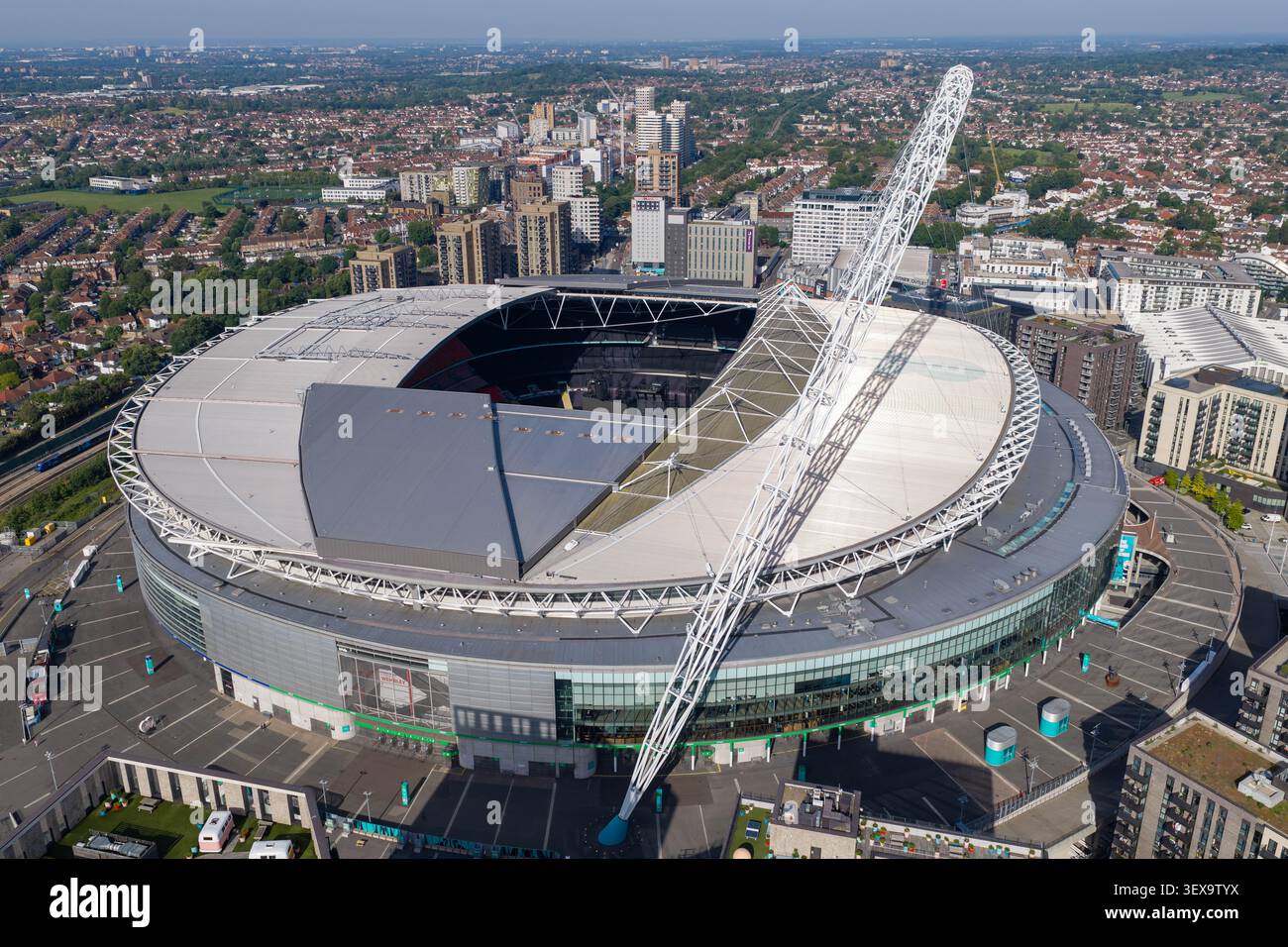Vicino veduta aerea dell'Arco dello Stadio di Wembley e della struttura del tetto a Londra. Foto Stock
