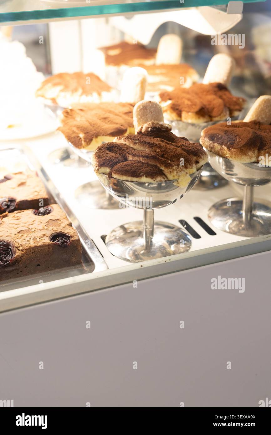 Pasticcini Fresh Cat Tongue e brownies su uno scaffale da forno Foto Stock