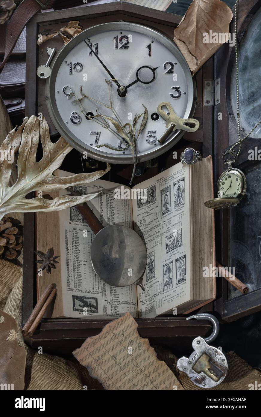 Bangkok, Thailandia - 20 aprile 2026 - questa suggestiva composizione verticale forma una narrazione silenziosa della memoria attraverso un arazzo di antichità. Un'annata Foto Stock