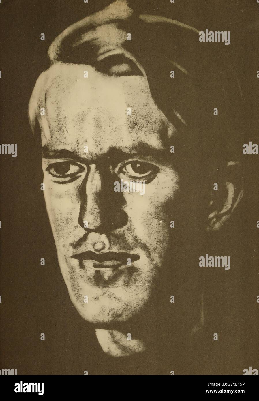 T. E. Lawrence, noto come Lawrence d'Arabia, raffigurato in un suggestivo ritratto con forti contrasti e un'espressione premurosa e intensa, che cattura la sua essenza storica. Da Seven Pillars of Wisdom: A Triumph di T. E. Lawrence (16 agosto 1888 – 19 maggio 1935) Foto Stock