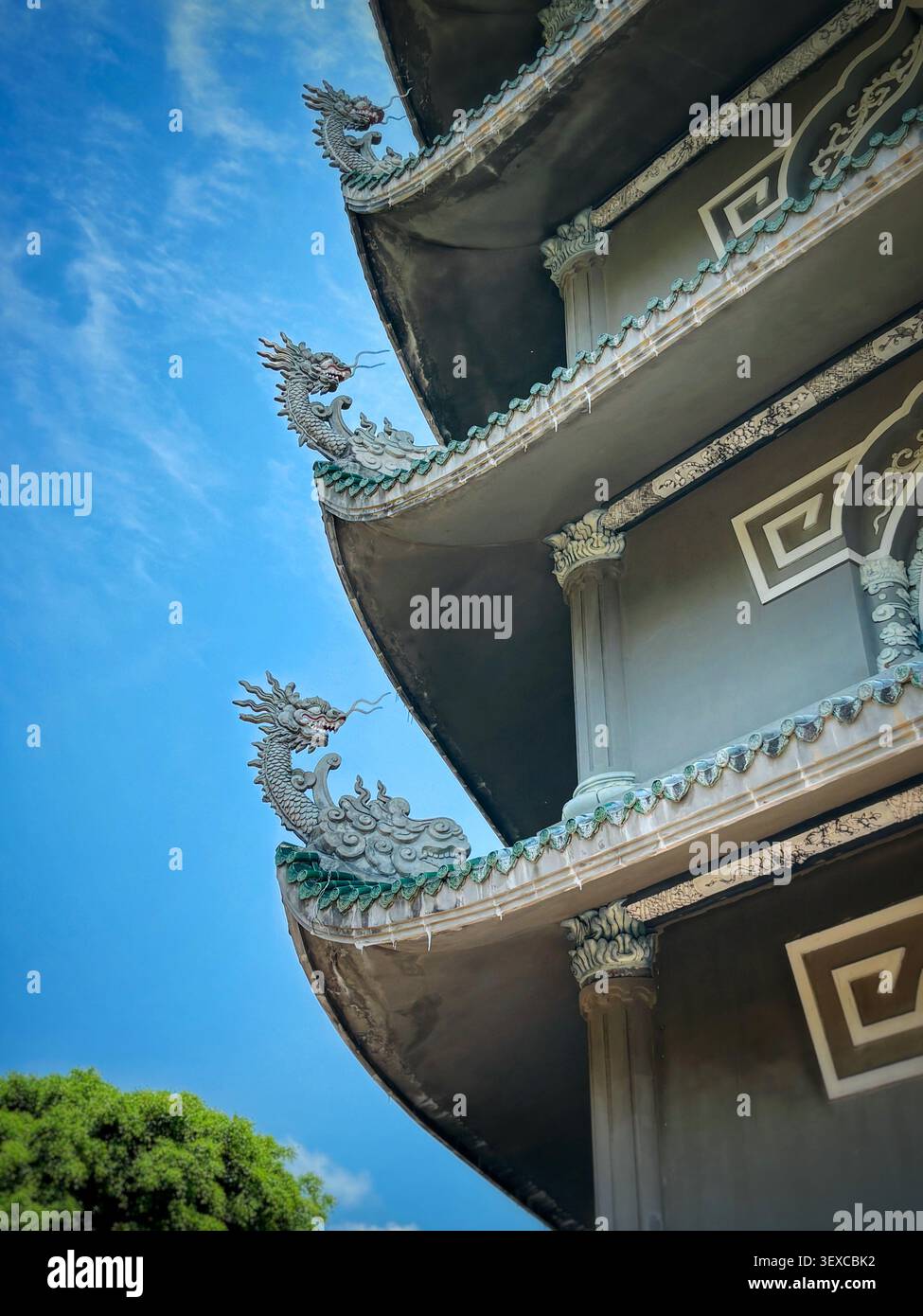 Primo piano di sculture di drago ornate sui livelli del tetto di Chùa Linh Ứng Pagoda, Đà Nẵng, Vietnam, fotografate il 25 marzo 2026 Foto Stock