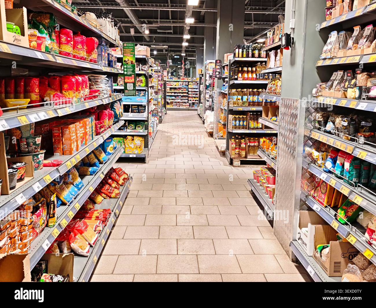 Kirov, Russia - 14 gennaio 2026: I clienti esplorano un negozio di alimentari pieno di prodotti e articoli pronti per l'acquisto. Foto Stock