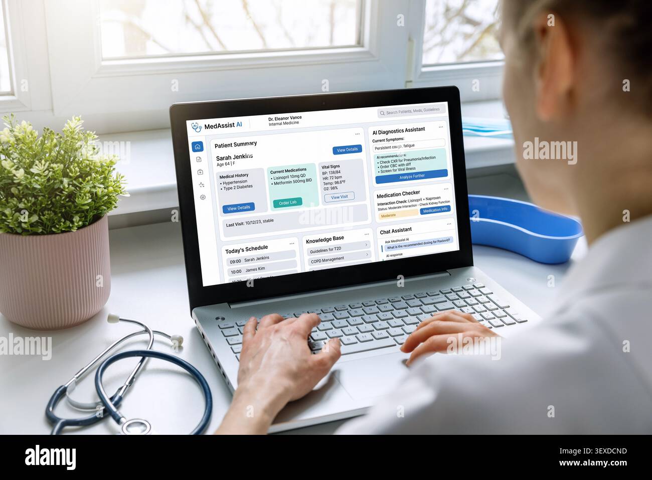 Medico donna che utilizza assistente medico IA su computer portatile in ufficio clinica. medicina moderna Foto Stock