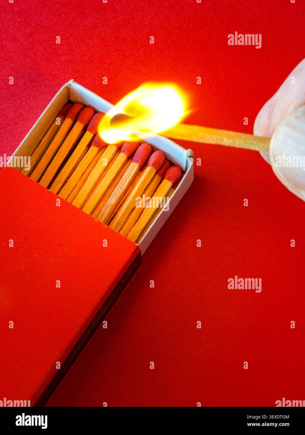 Illuminare una partita di Matchbox che illustra il gioco con la consapevolezza del rischio di incendio e di incendio grave Foto Stock
