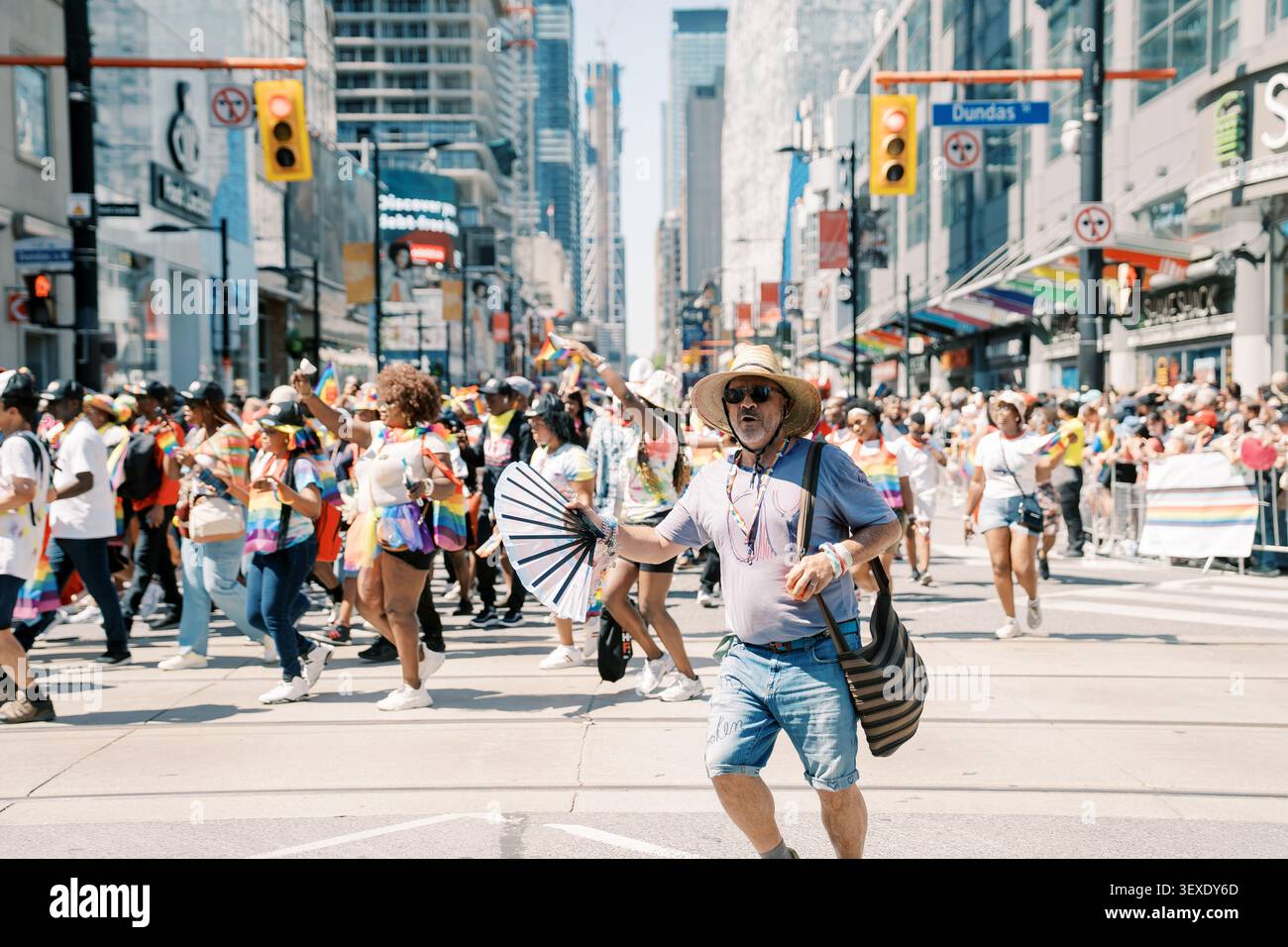 Toronto, Canada - 29 giugno 2025: Fan palmare Smiling festivalgoer Waves Foto Stock