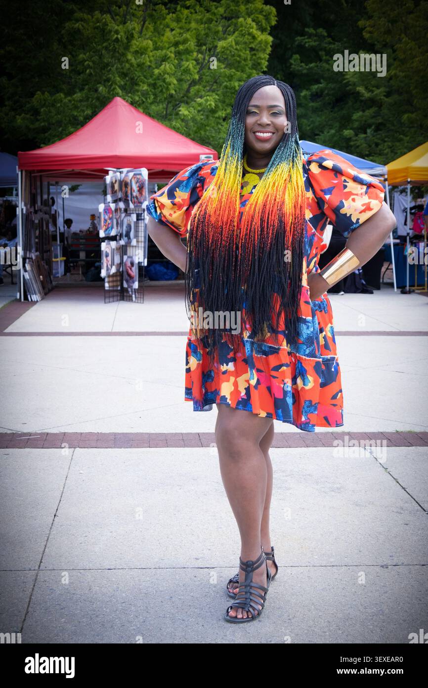Foto in posa di una bella donna con estensioni colorate extra lunghe al Festival culturale afroamericano a Kensico Dam Plaza a Valhalla, NY. Foto Stock