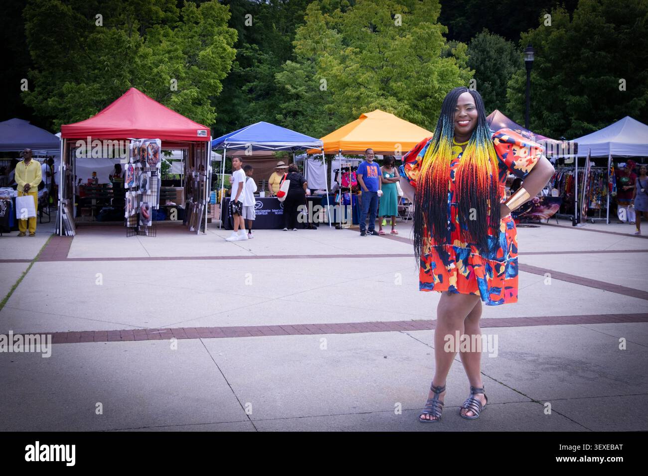 Foto in posa di una bella donna con estensioni colorate extra lunghe al Festival culturale afroamericano a Kensico Dam Plaza a Valhalla, NY. Foto Stock