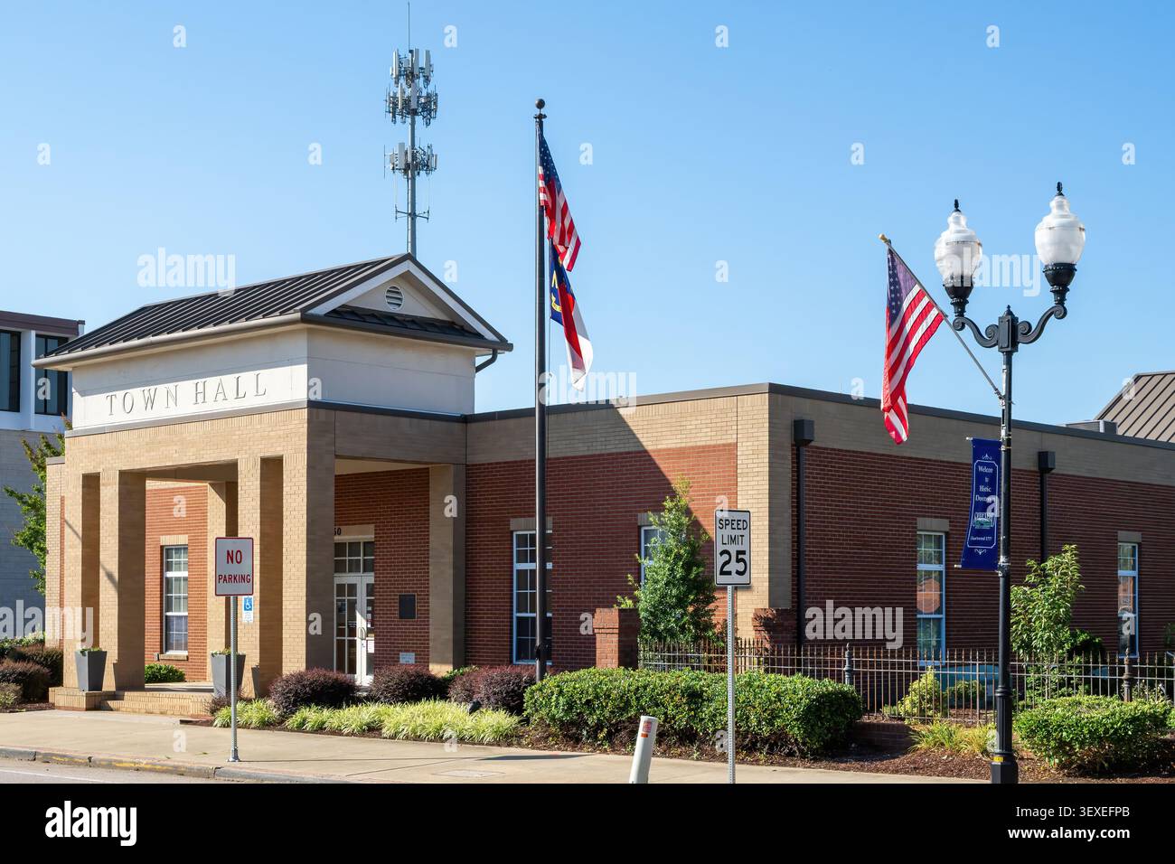 Smithfield Town Hall con le bandiere degli Stati Uniti e della Carolina del Nord a Smithfield, Carolina del Nord. Foto Stock
