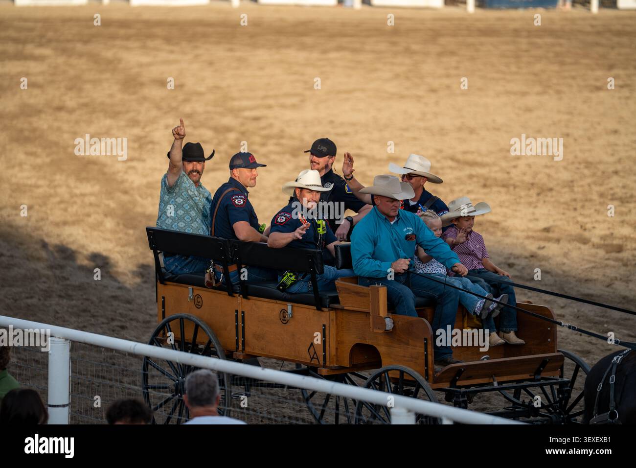 Lehi, Stati Uniti - 25 giugno 2026: Vista delle persone in carrozza trainata da cavalli presso il Lehi Roundup Rodeo Grounds, con partecipanti che indossano cappelli da cowboy Foto Stock
